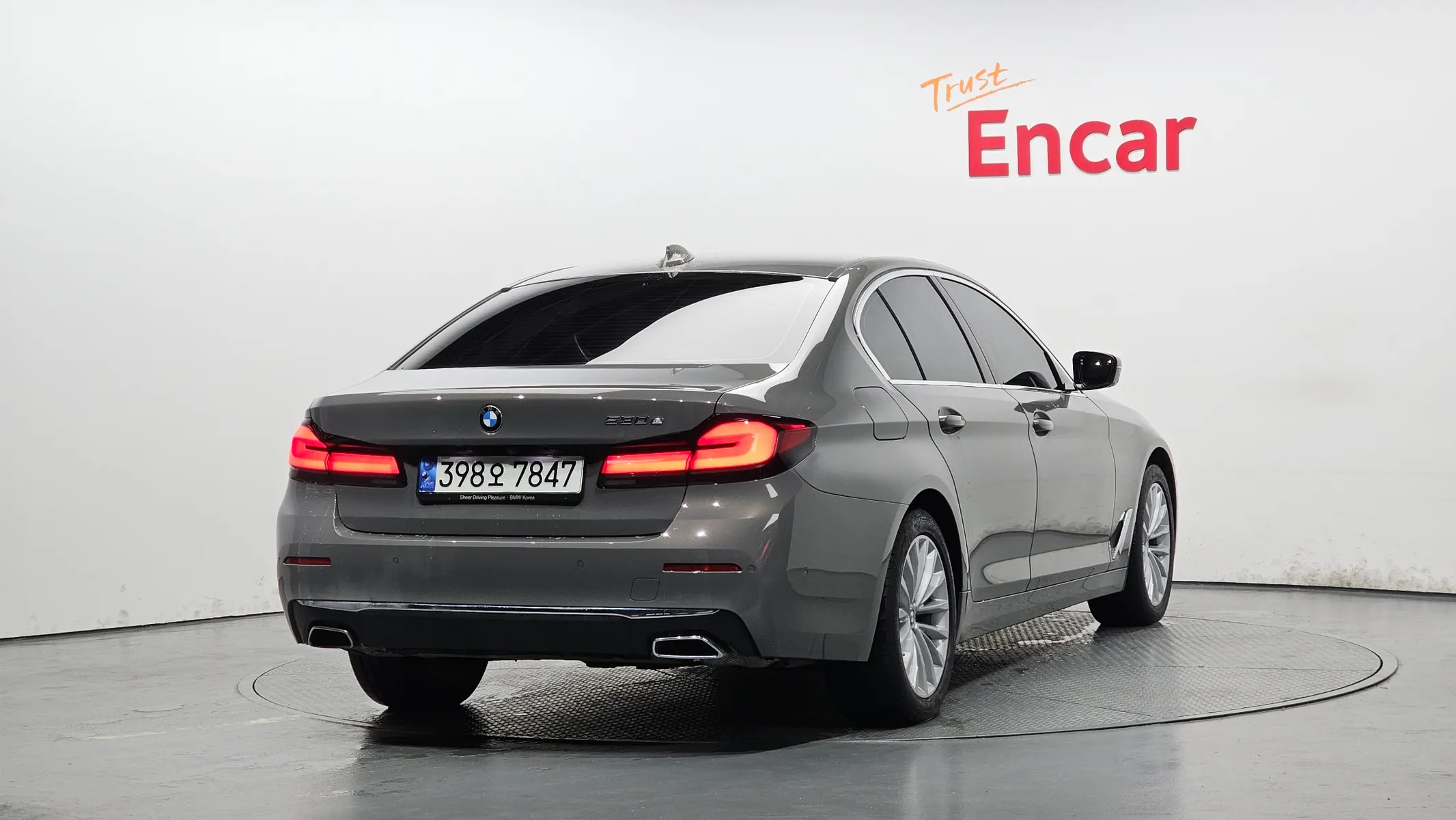 BMW 5 Series (G30) 530e 2021 2/36