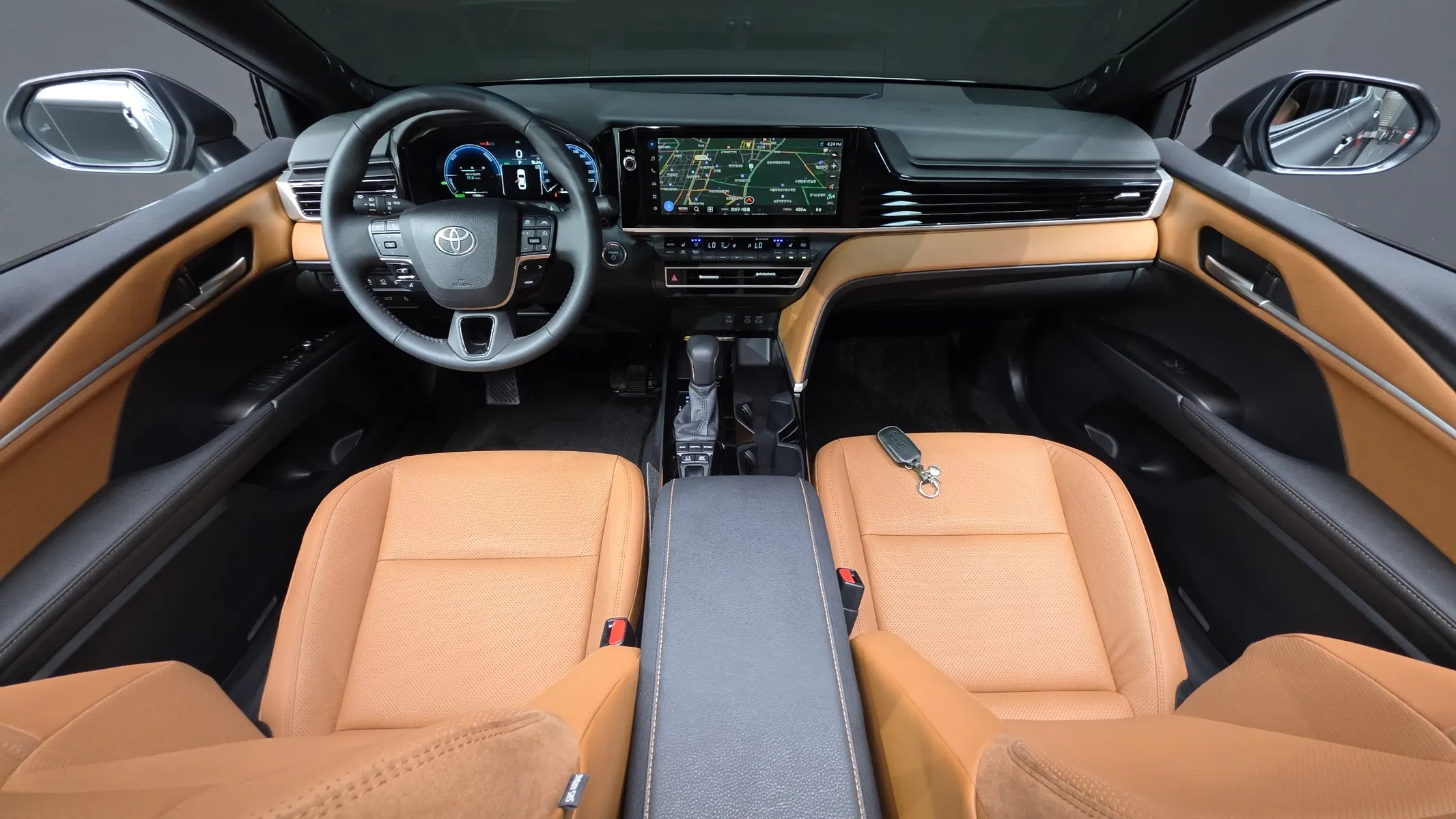 Toyota (XV80) 2.5 XLE 2025 4/5