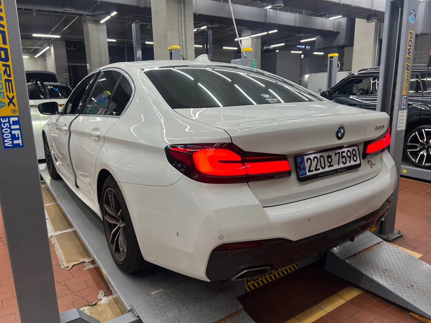 BMW 5 Series (G30) 520i M 2023 2/10