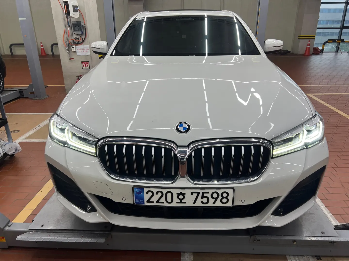 BMW 5 Series (G30) 520i M 2023 3/10
