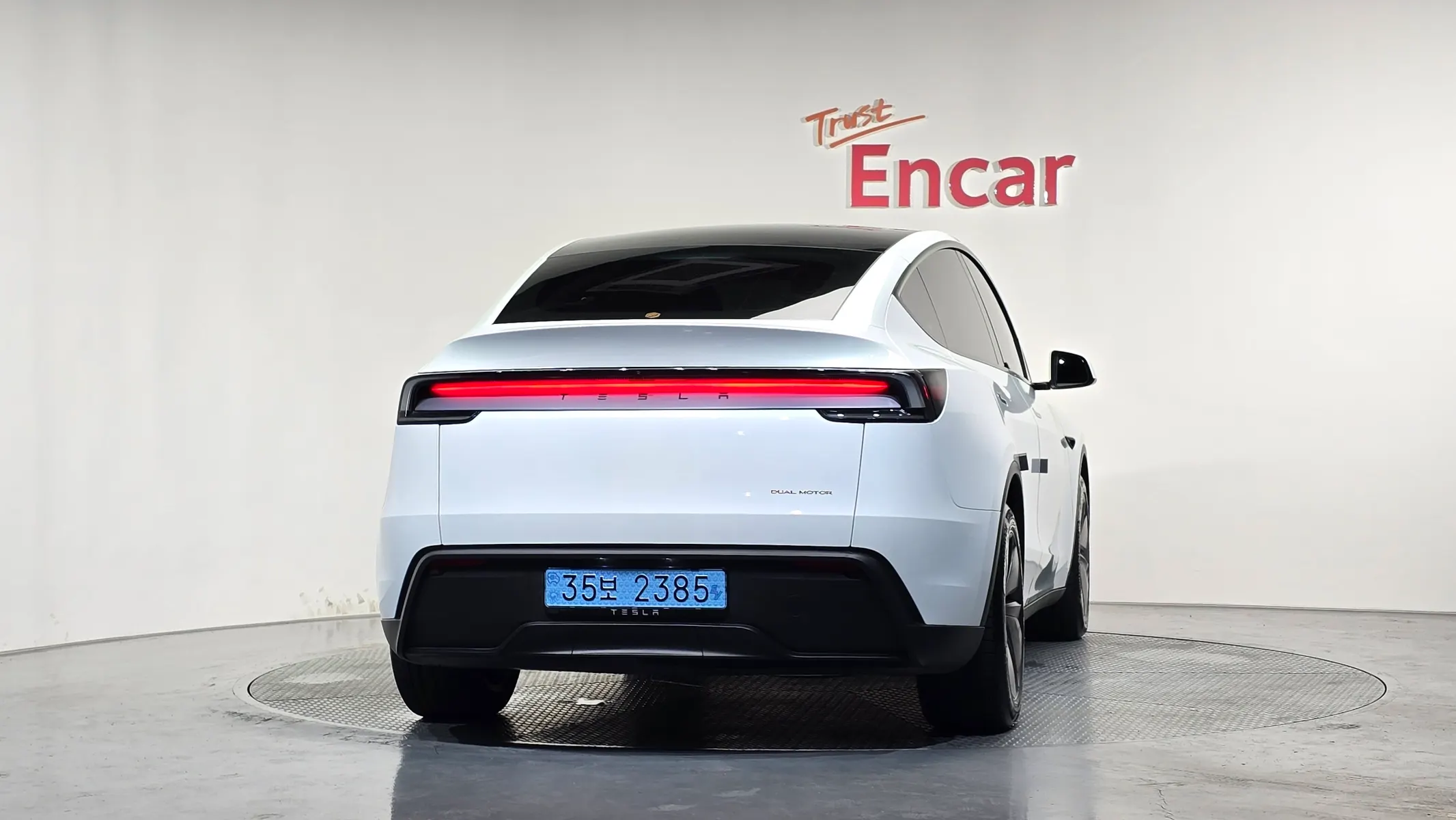 Tesla Y AWD 2025 3/5