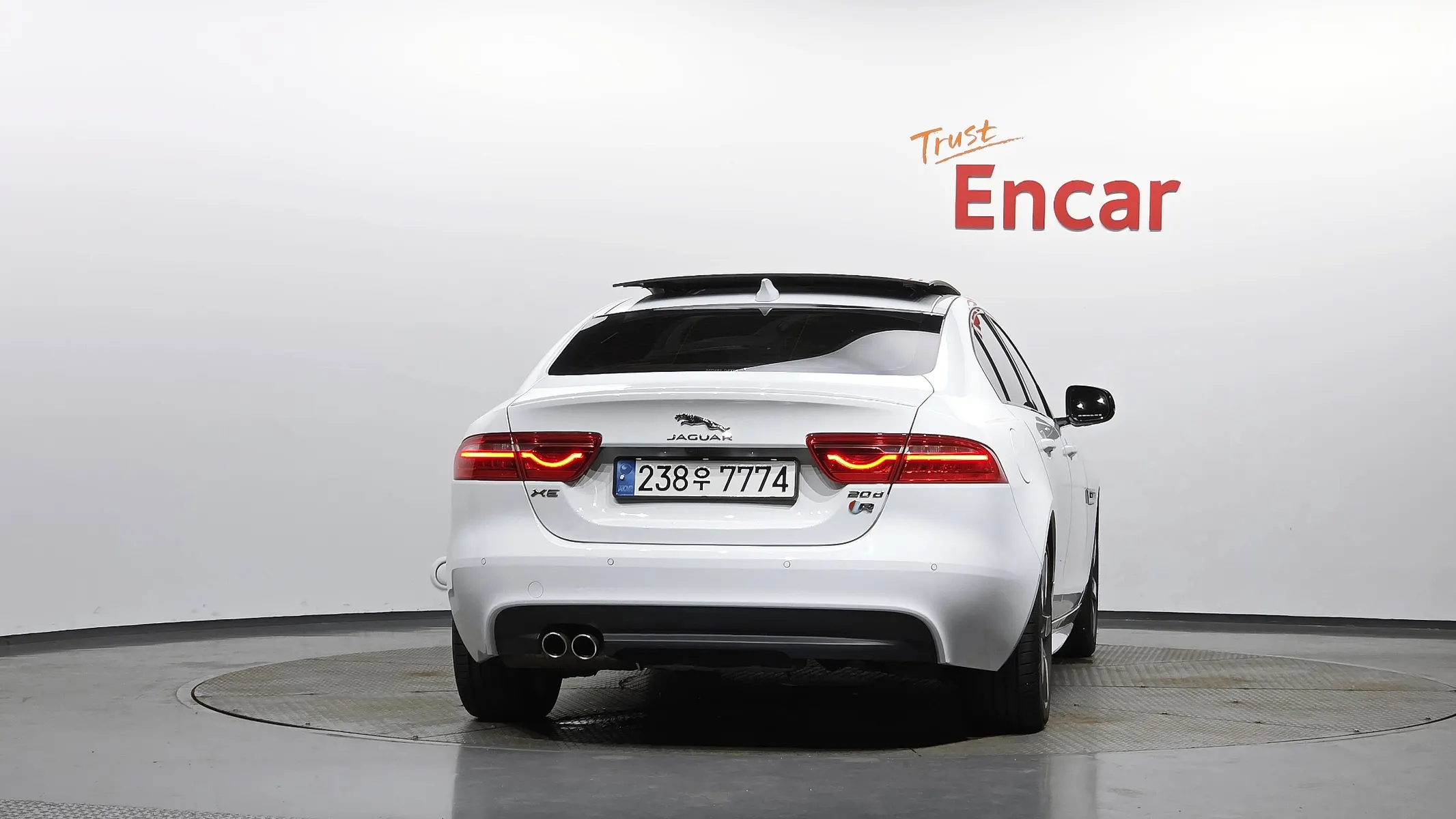 Jaguar XE 20d R 2019 3/5