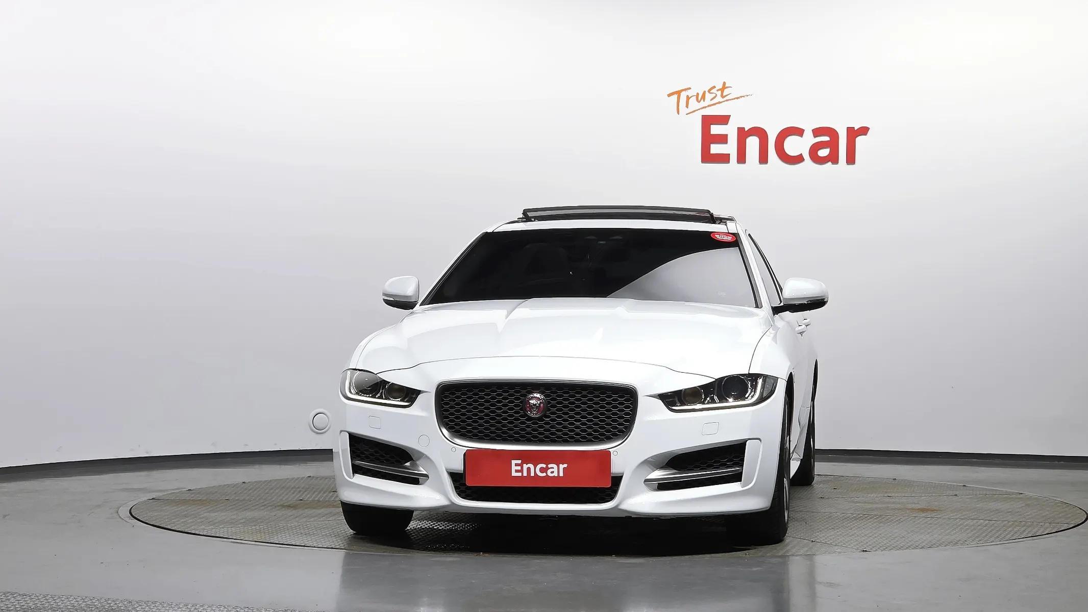 Jaguar XE 20d R 2019 2/5