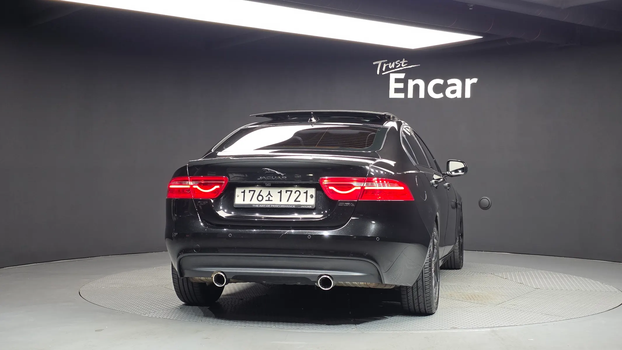 Jaguar XE 20t 2015 3/5