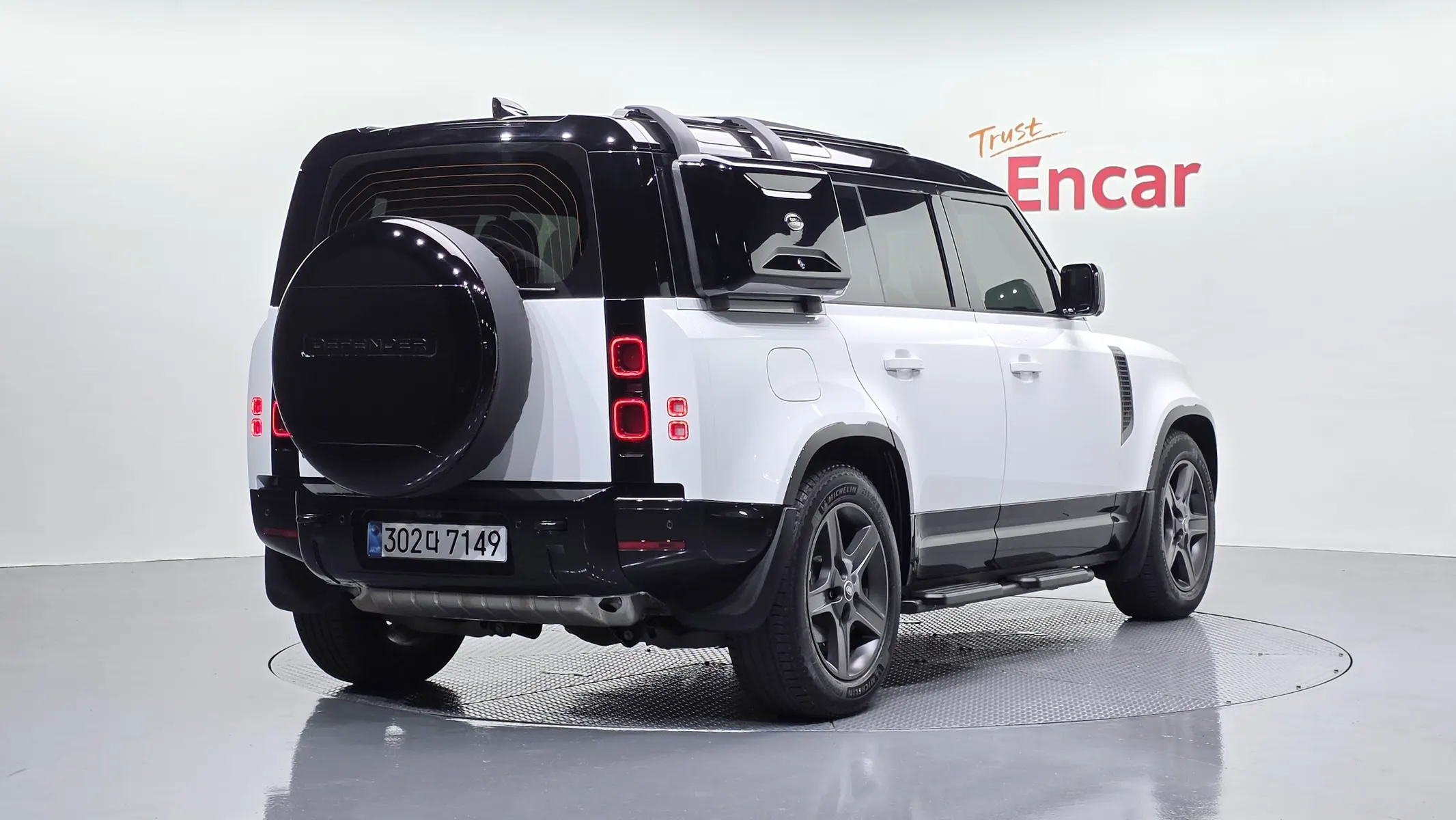 Land Rover (L663) 110 P300 X- SE 2025 2/36