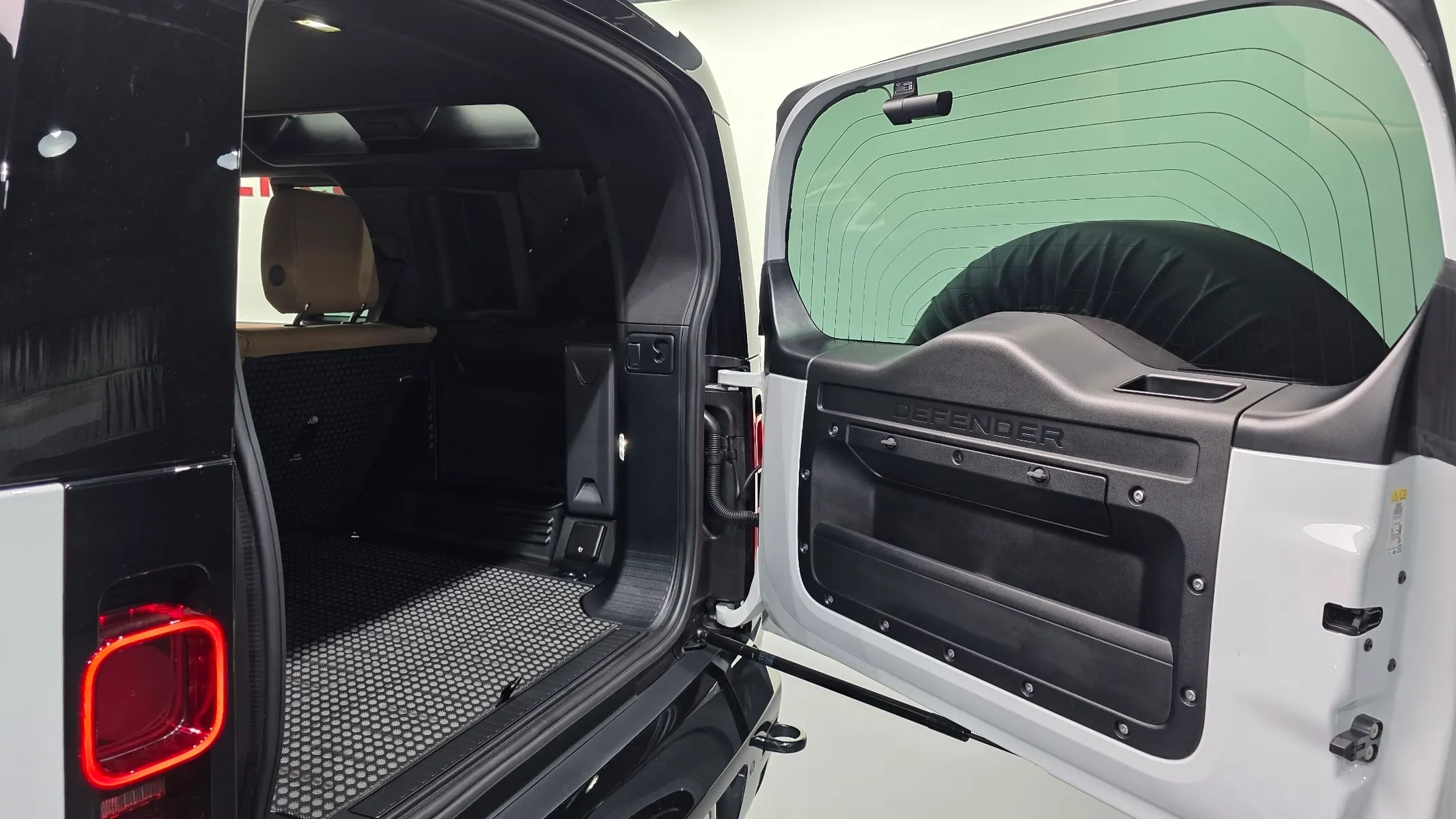 Land Rover (L663) 110 P300 X- SE 2025 35/36