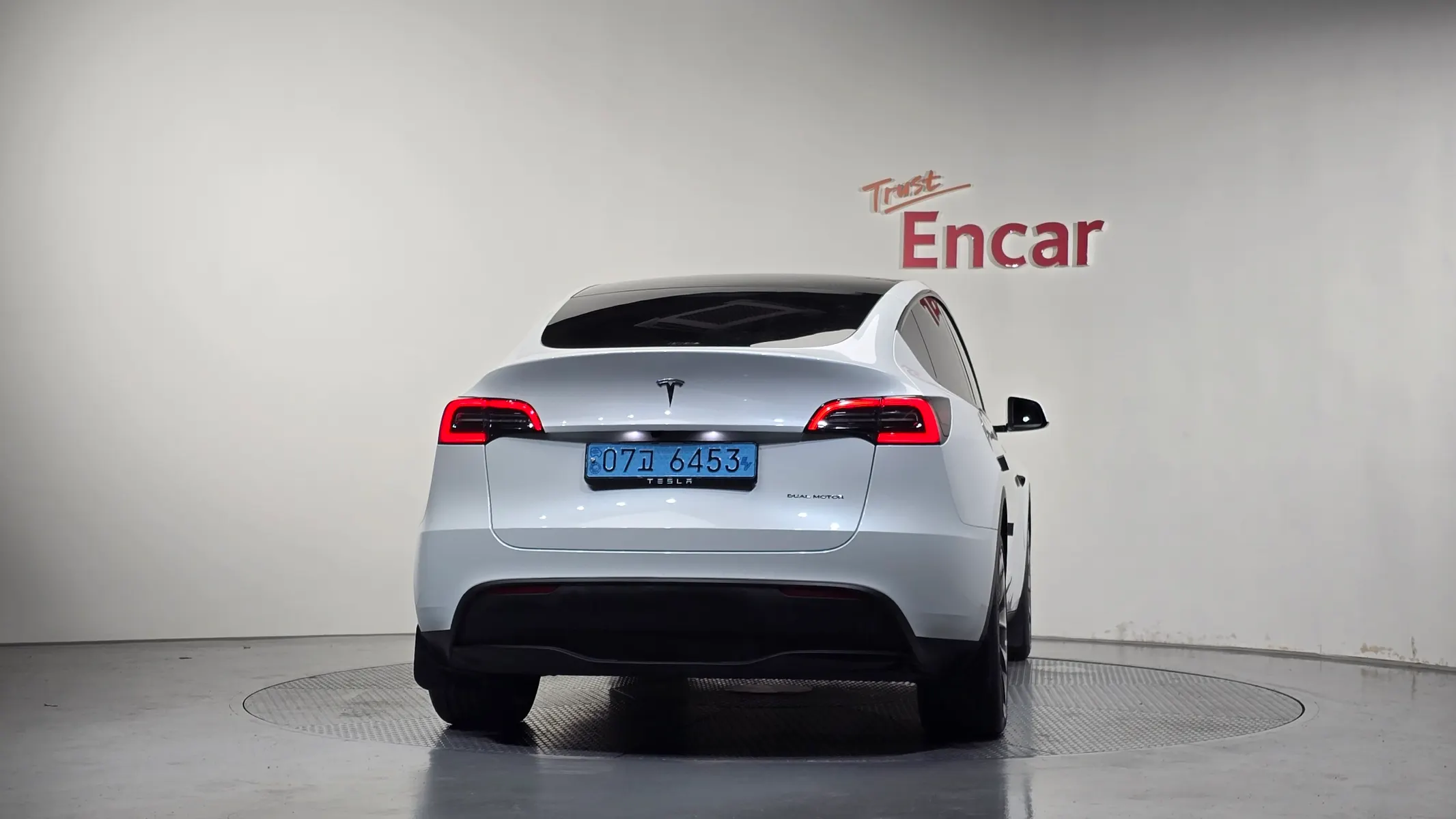 Tesla Y AWD 2024 3/5
