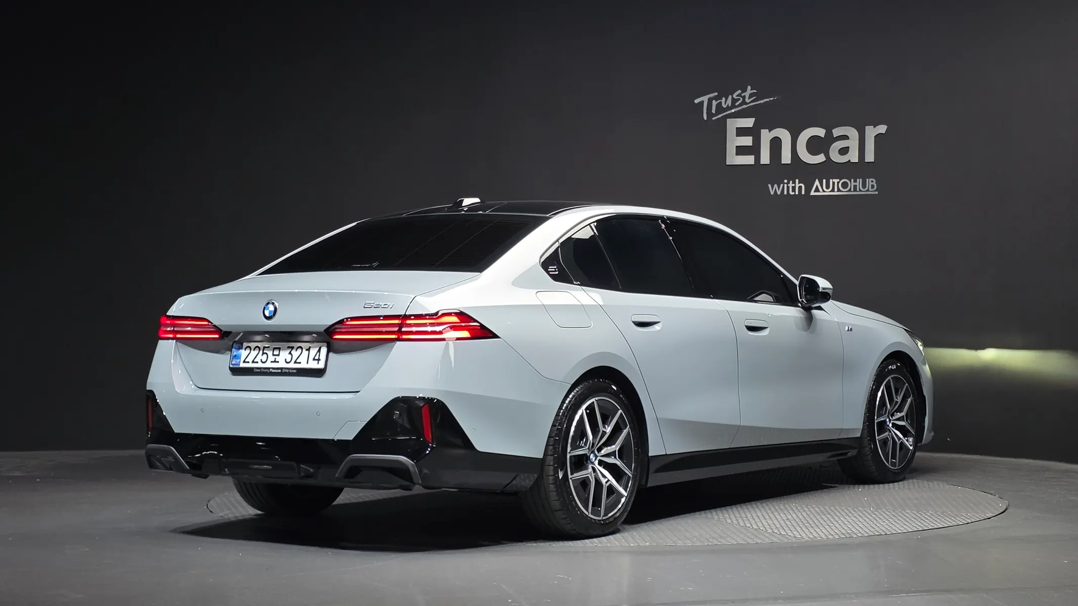 BMW 5 Series (G60) 520i M 2025 2/33