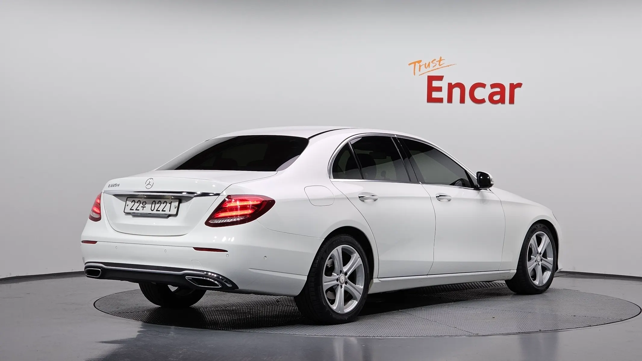 Mercedes-Benz E-Class W213 E220d 2016 2/32