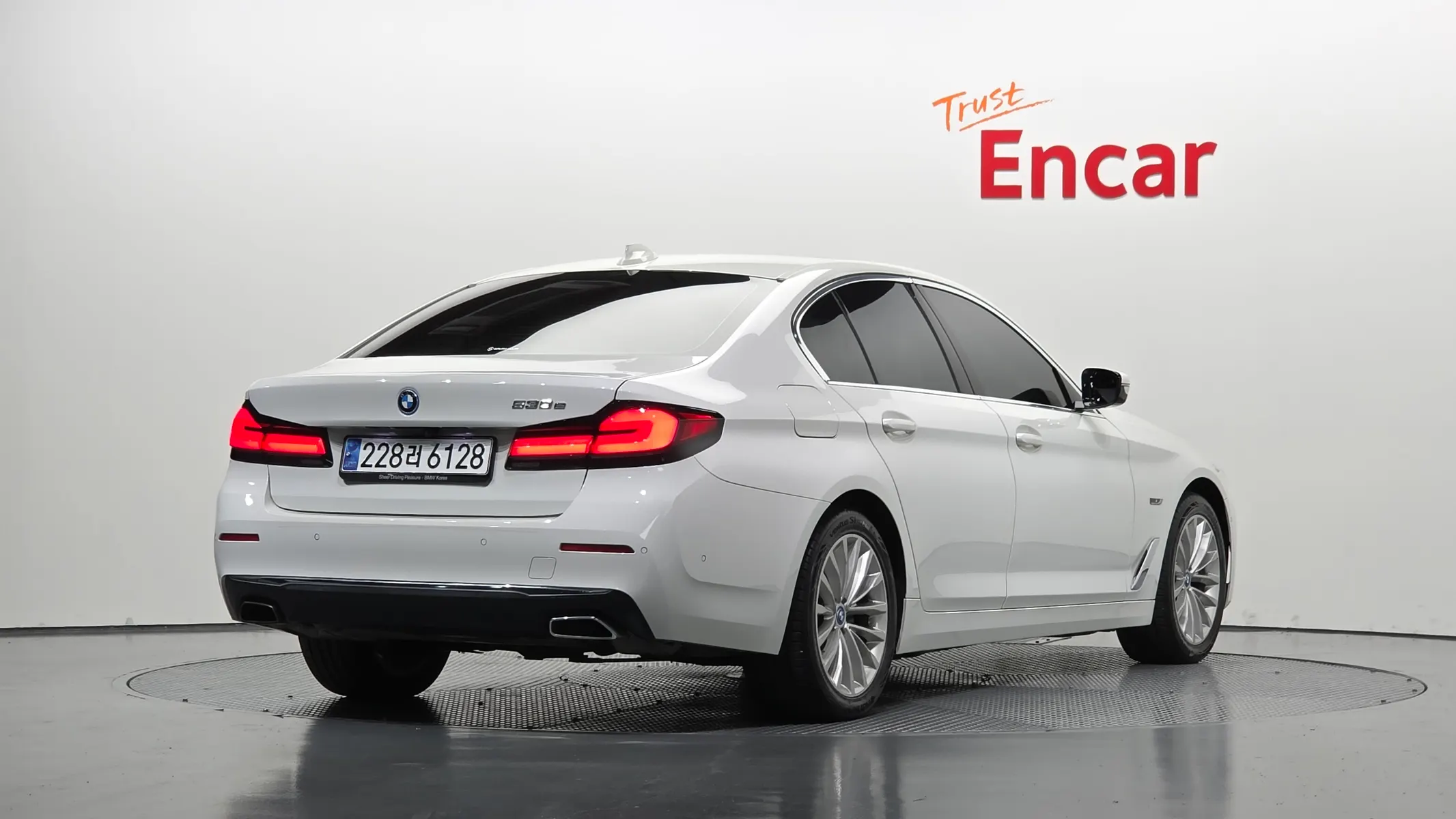 BMW 5 Series (G30) 530e 2021 2/34