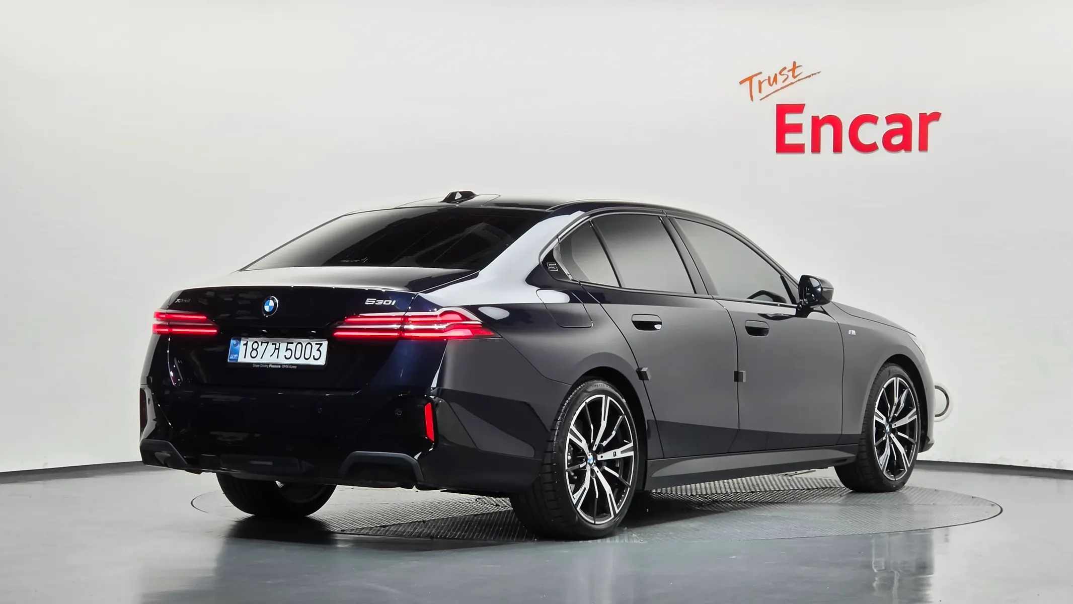 BMW 5 Series (G60) 530e xDrive M 2025 2/48