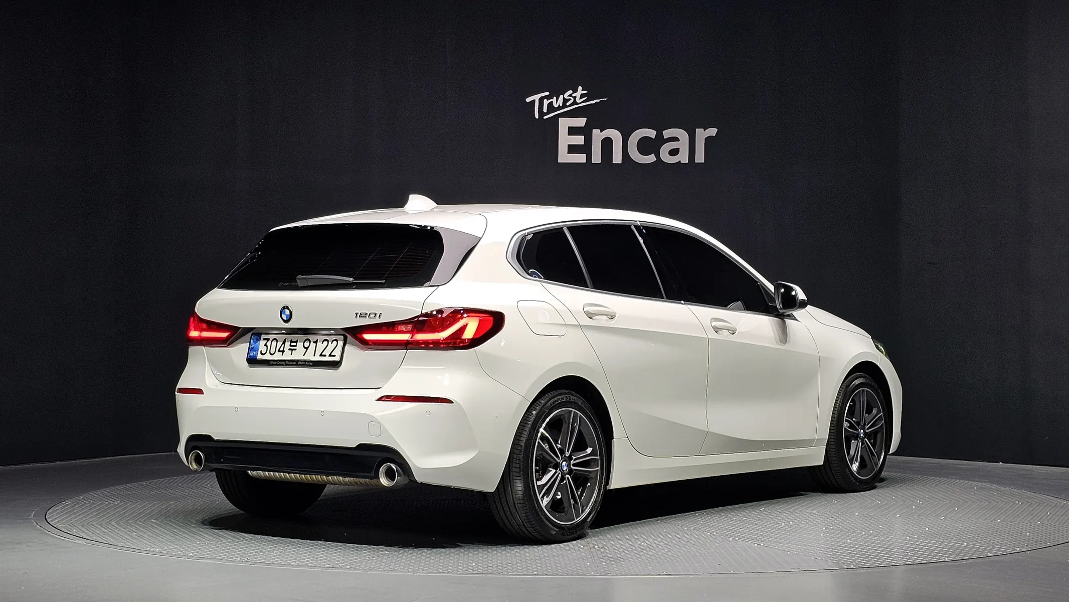 BMW 1 Series (F40) 120i 2021 2/32