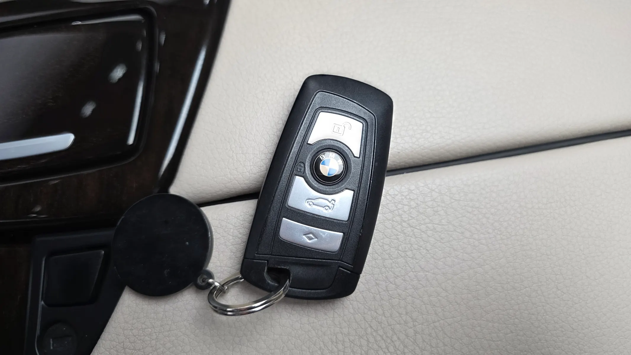 BMW 5 Series (F10) 528i xDrive 2012 34/35