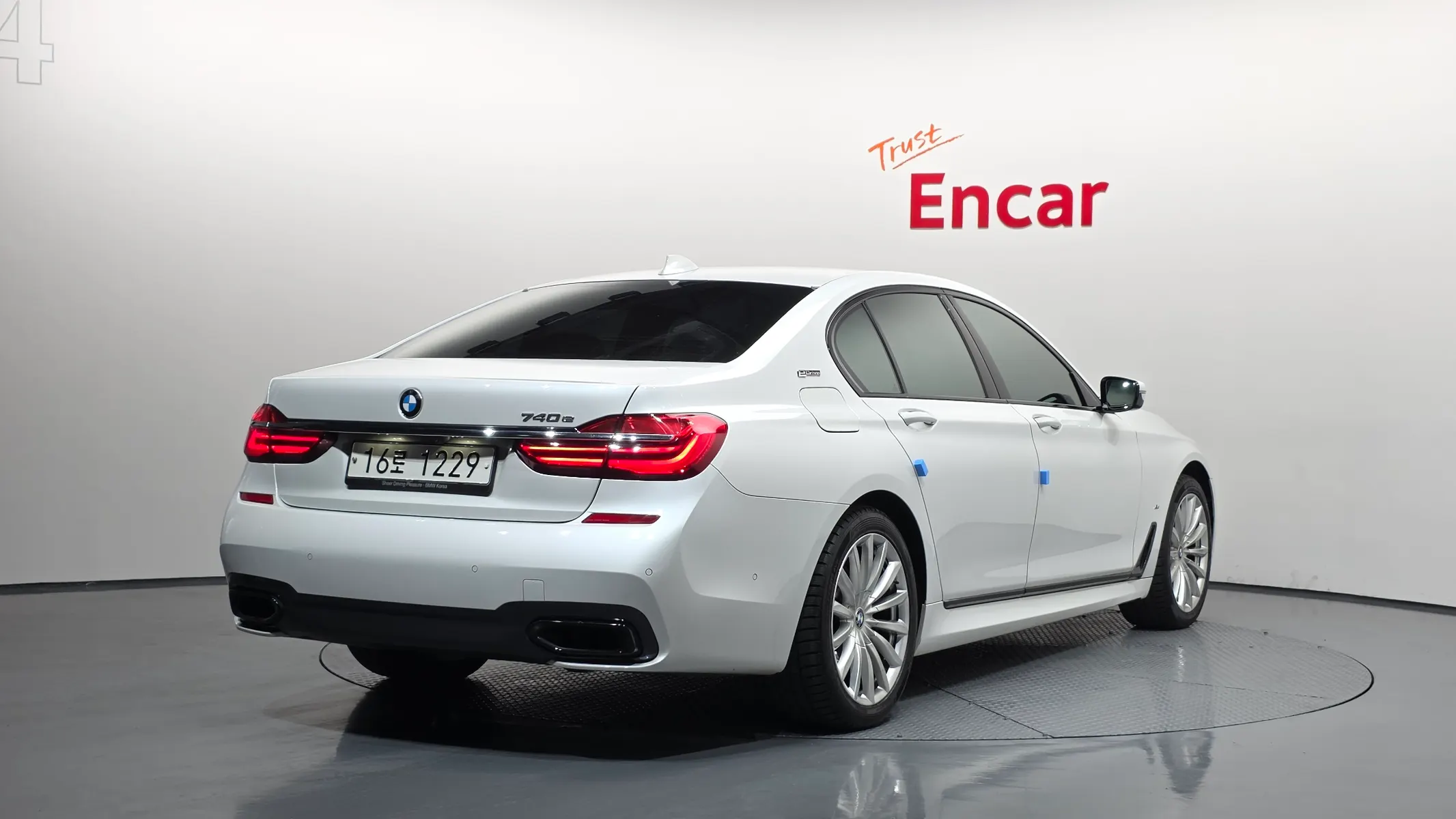 BMW 7 Series (G11) 740e i M 2017 2/21