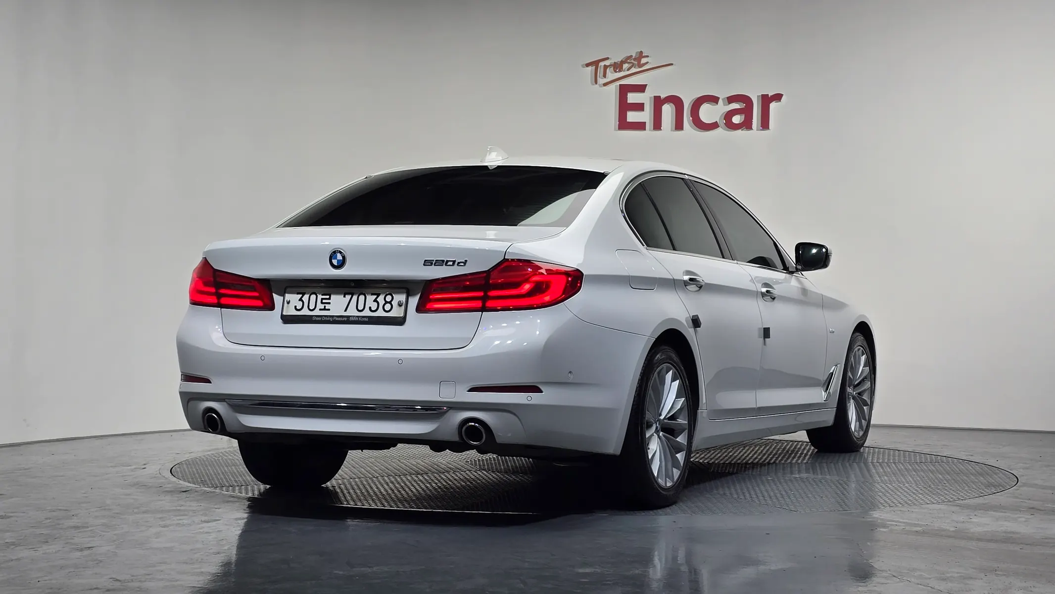 BMW 5 Series (G30) 520d 2018 2/21