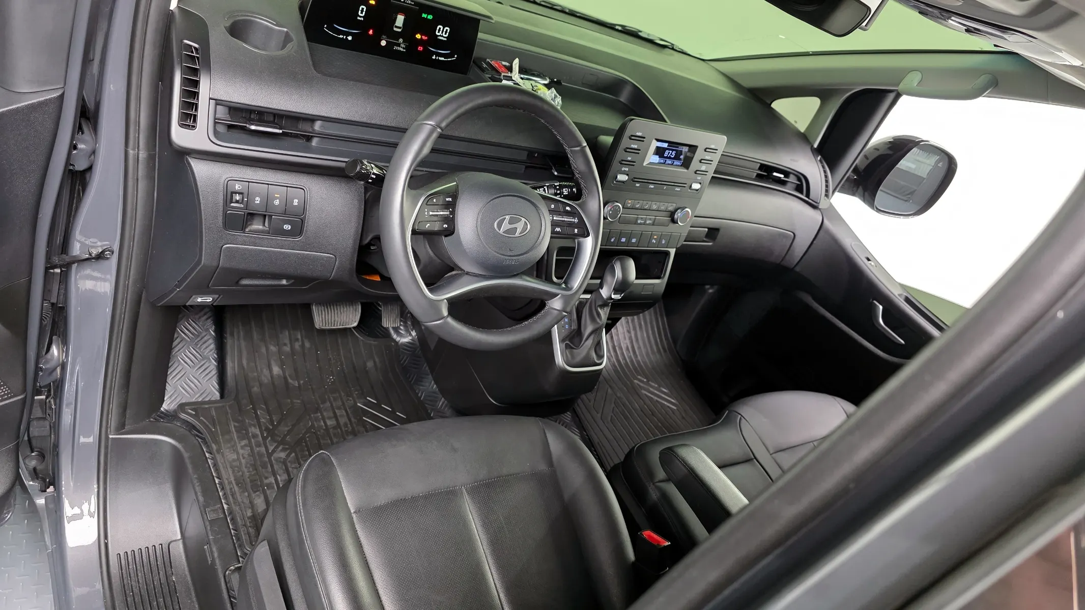 Hyundai Staria 3 2025 4/5