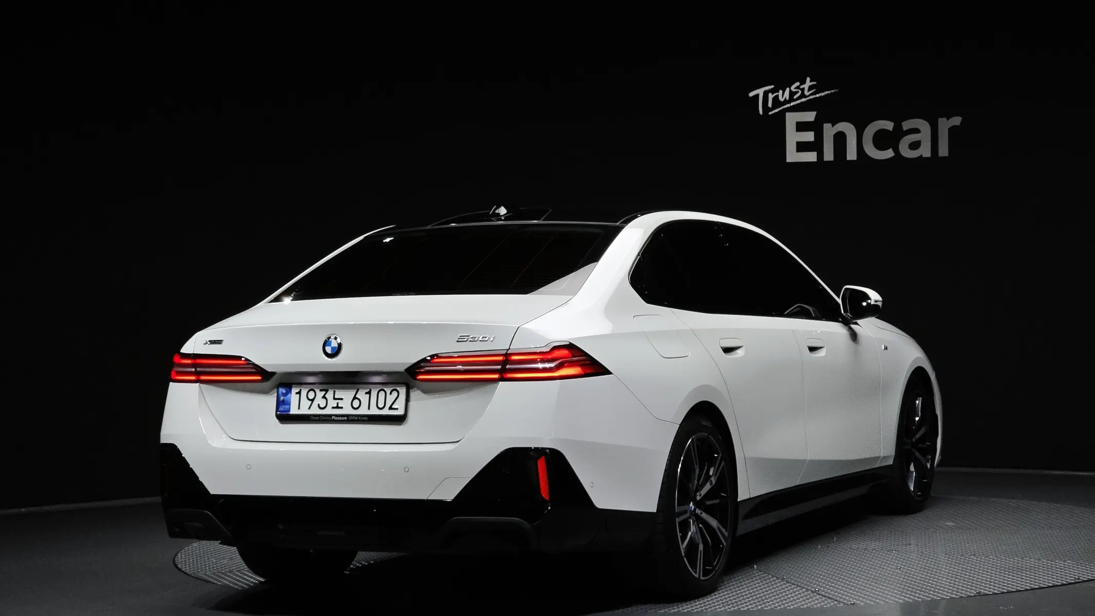 BMW 5 Series (G60) 530i xDrive M 2024 2/31