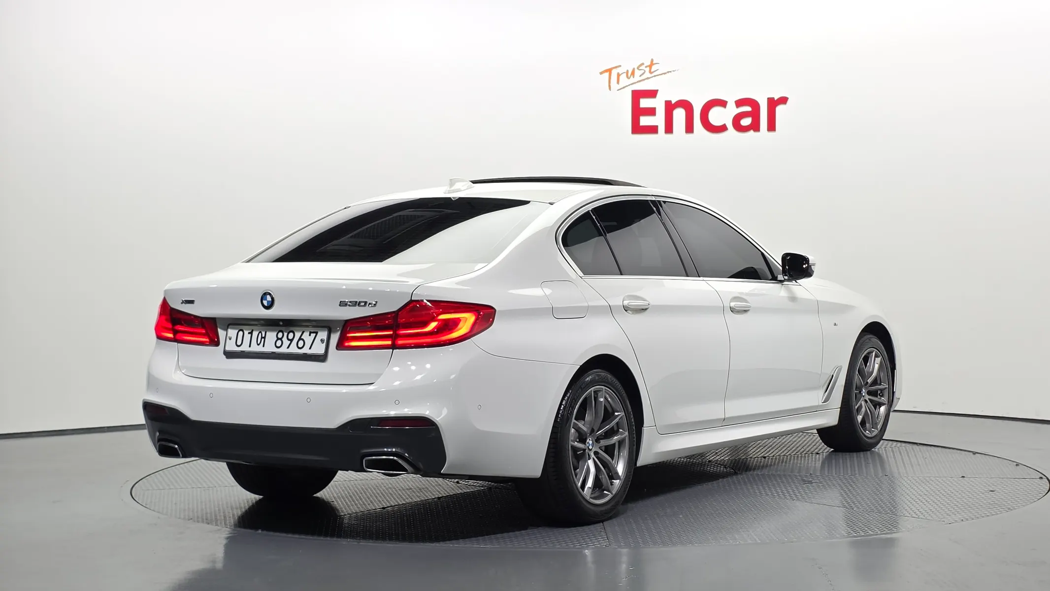 BMW 5 Series (G30) 520d xDrive M 2018 2/32