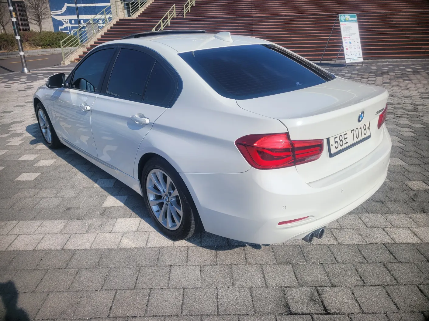 BMW 3 Series (F30) 320d 2017 3/5