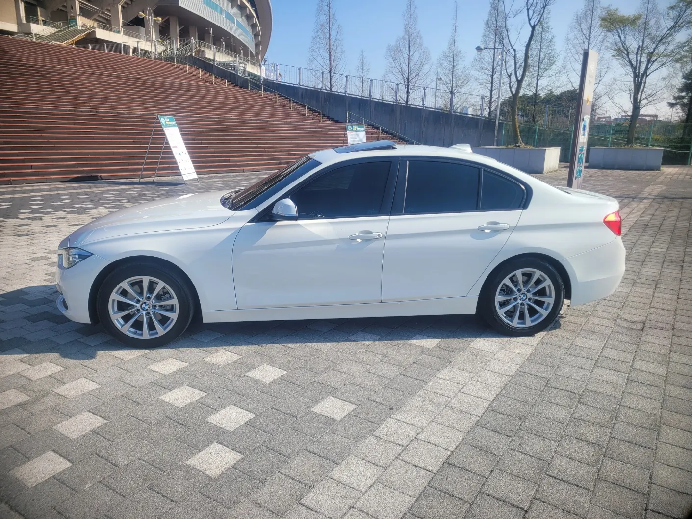 BMW 3 Series (F30) 320d 2017 2/5