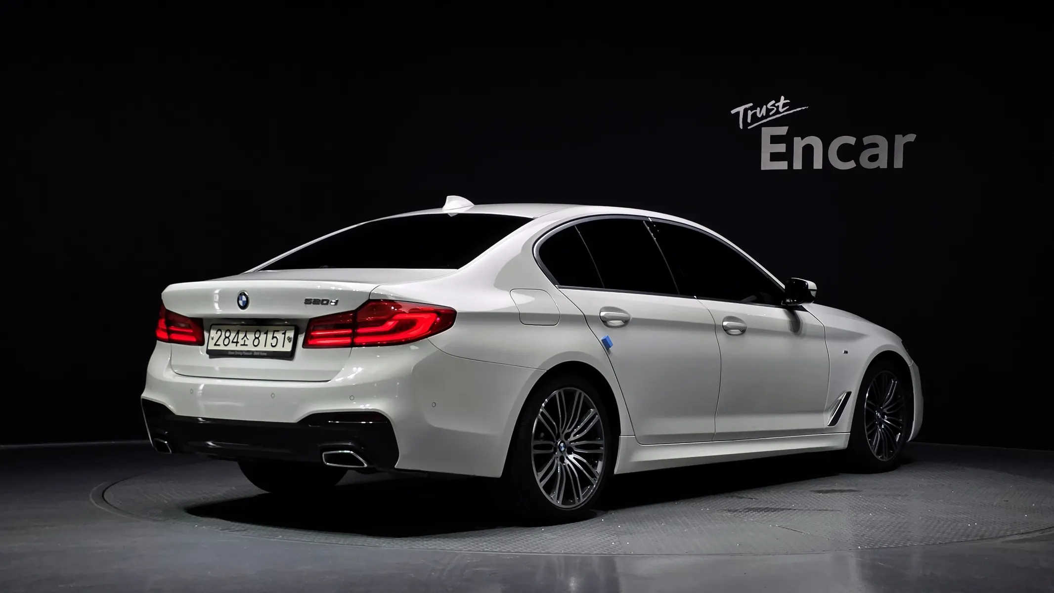 BMW 5 Series (G30) 520d M 2020 2/36