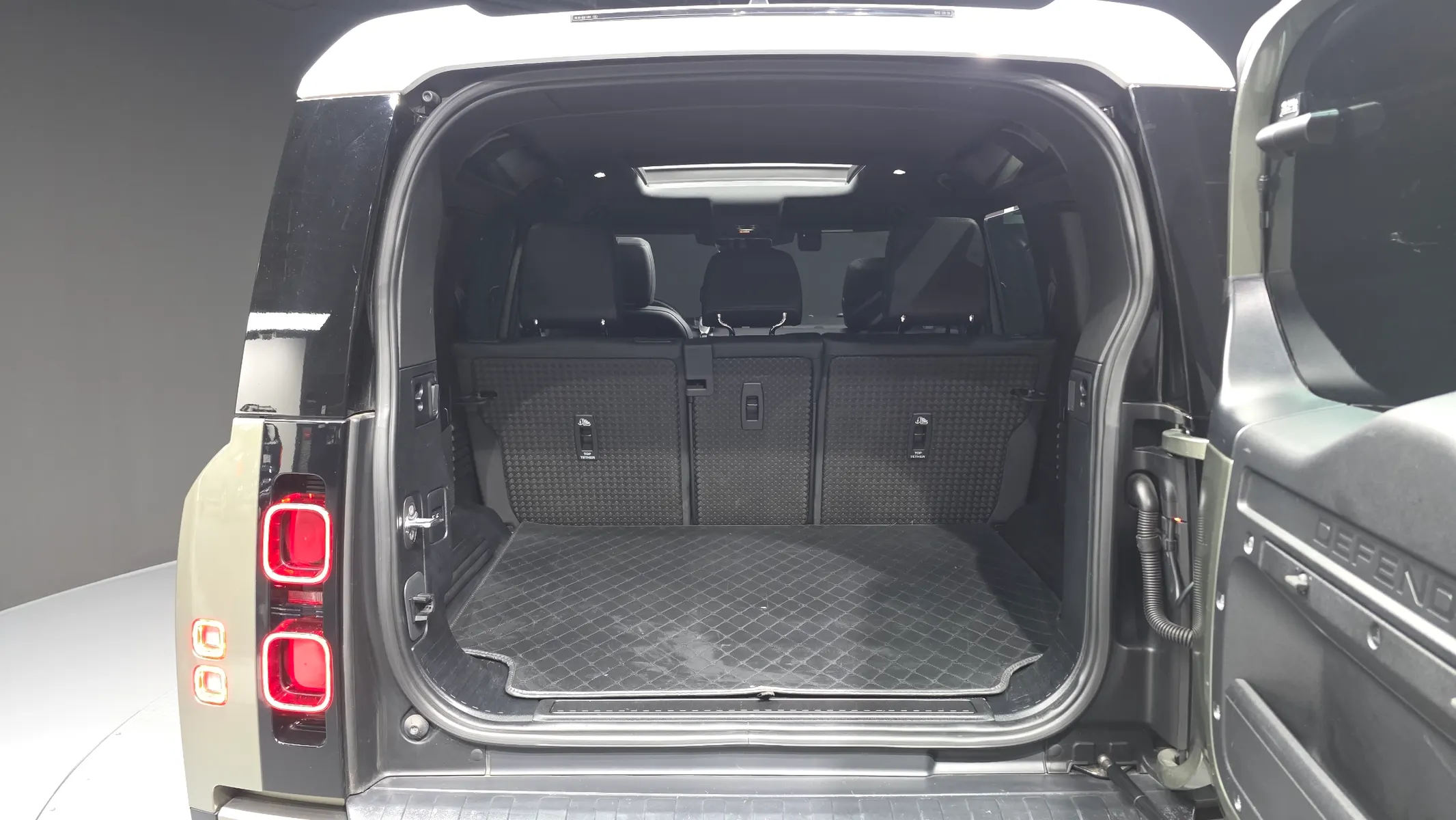 Land Rover (L663) 110 P300 X- SE 2021 32/33