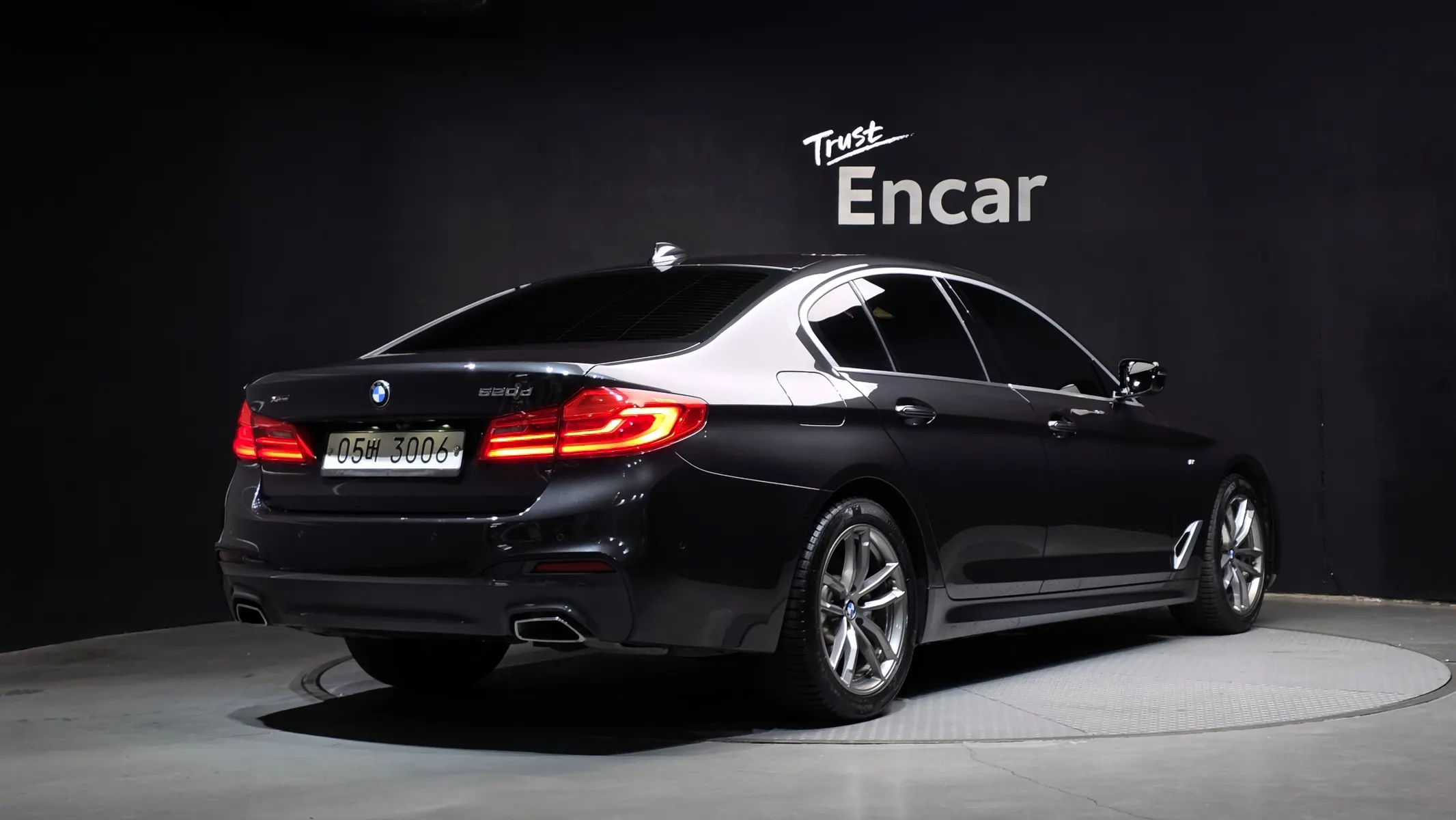 BMW 5 Series (G30) 520d M 2017 2/35