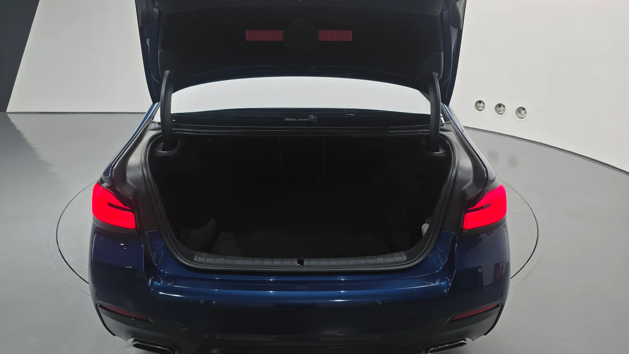 BMW 5 Series (G30) 520i M 2020 33/34