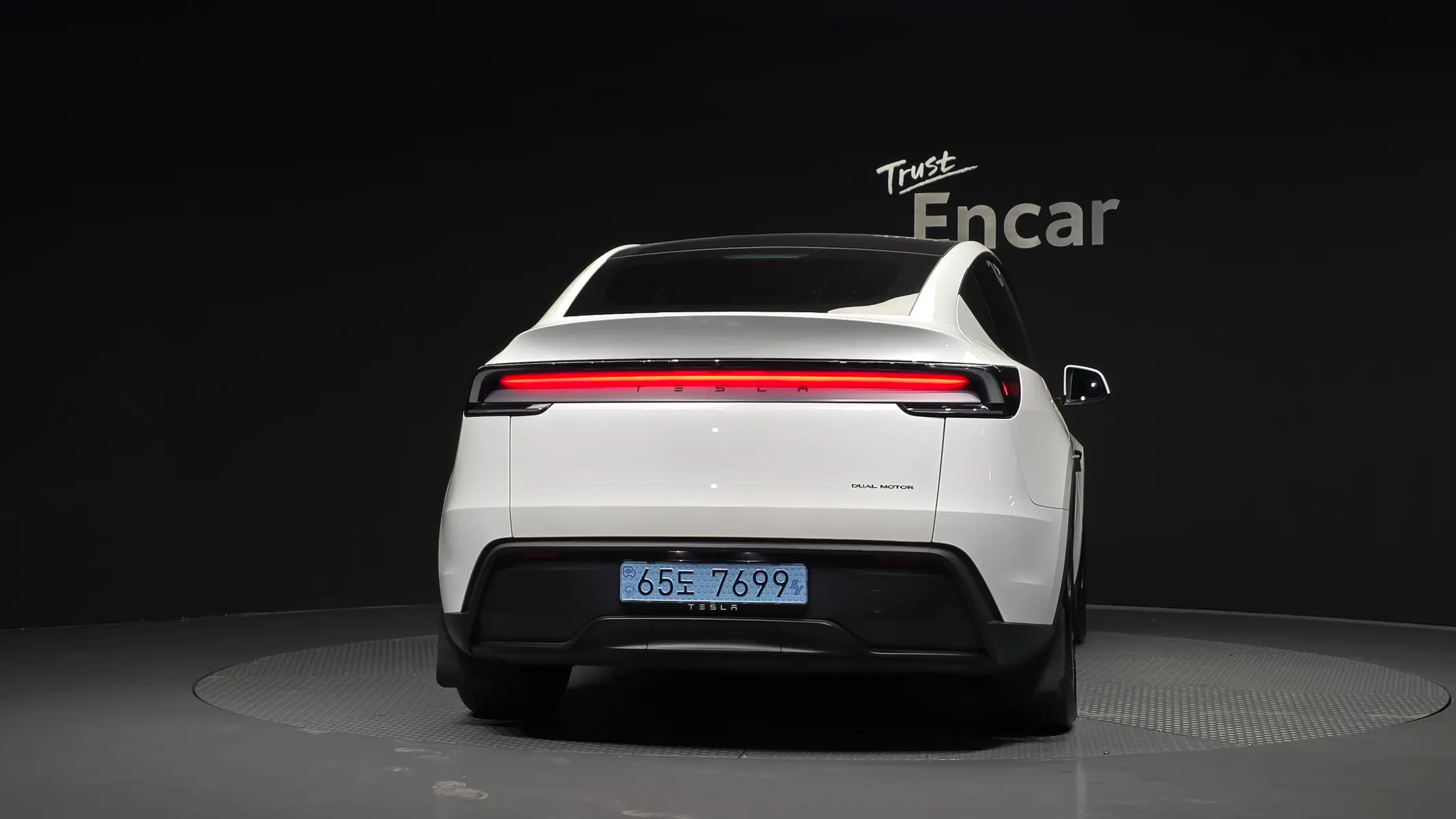 Tesla Y AWD 2025 3/5