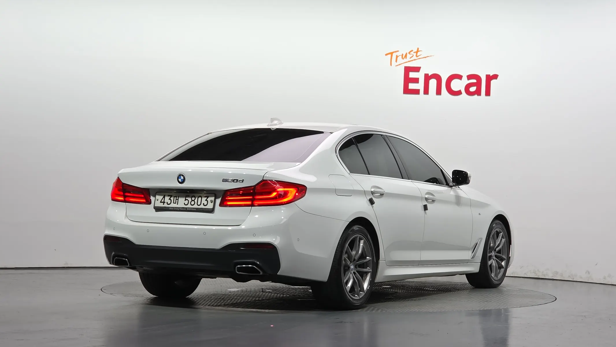 BMW 5 Series (G30) 520d M 2018 2/34