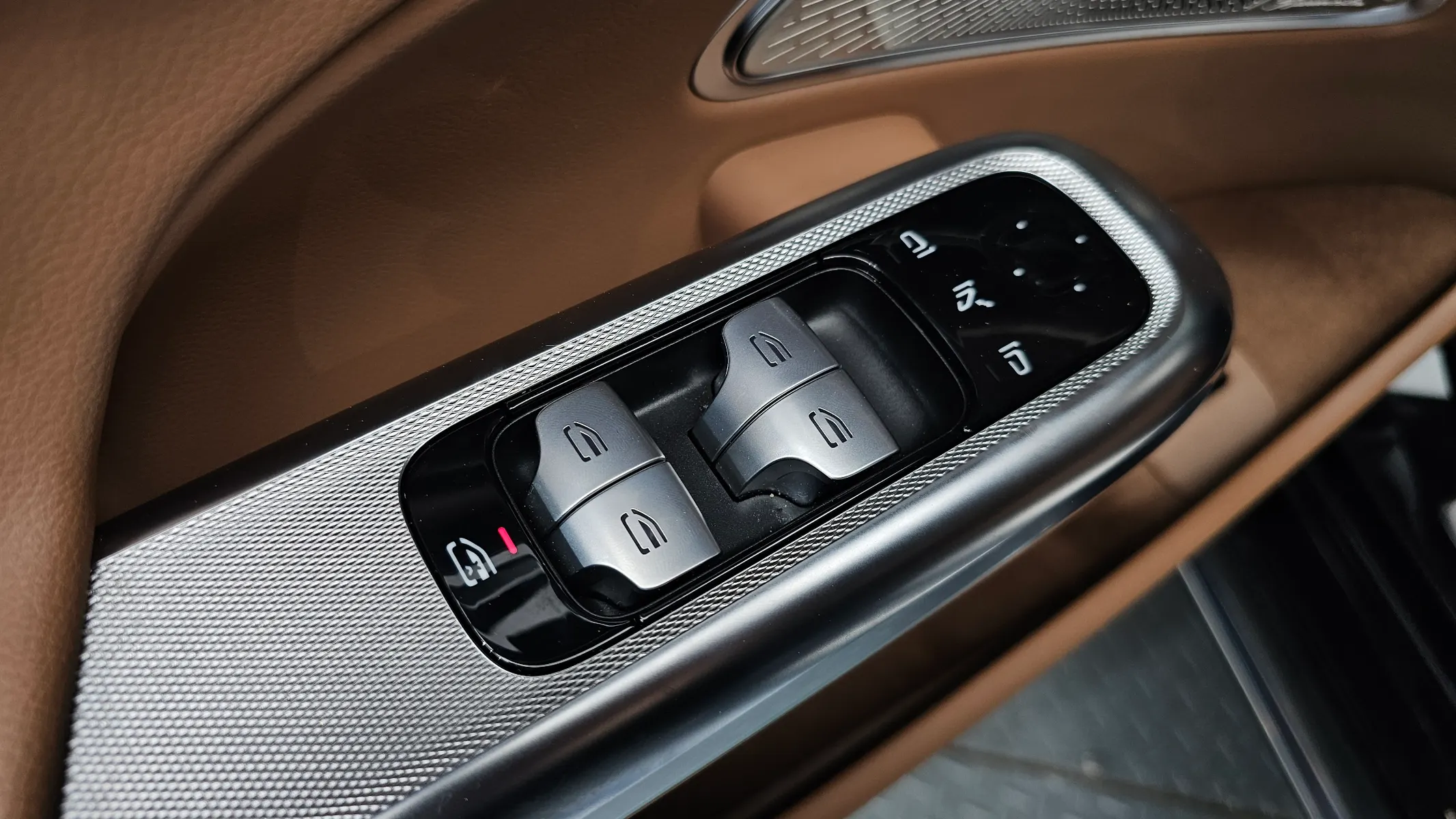 Mercedes-Benz E-Class W214 E300 4MATIC 2024 38/39