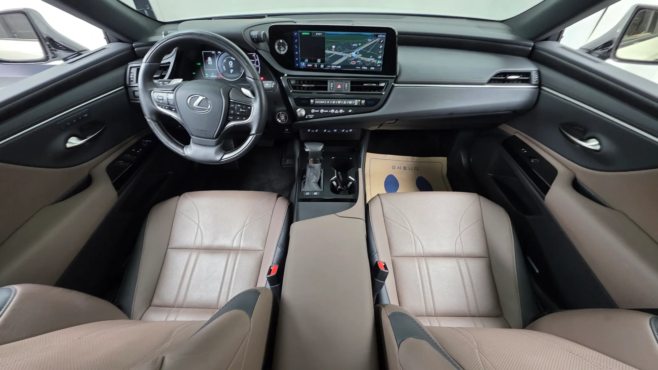 Lexus ES300h 7 2025 4/5