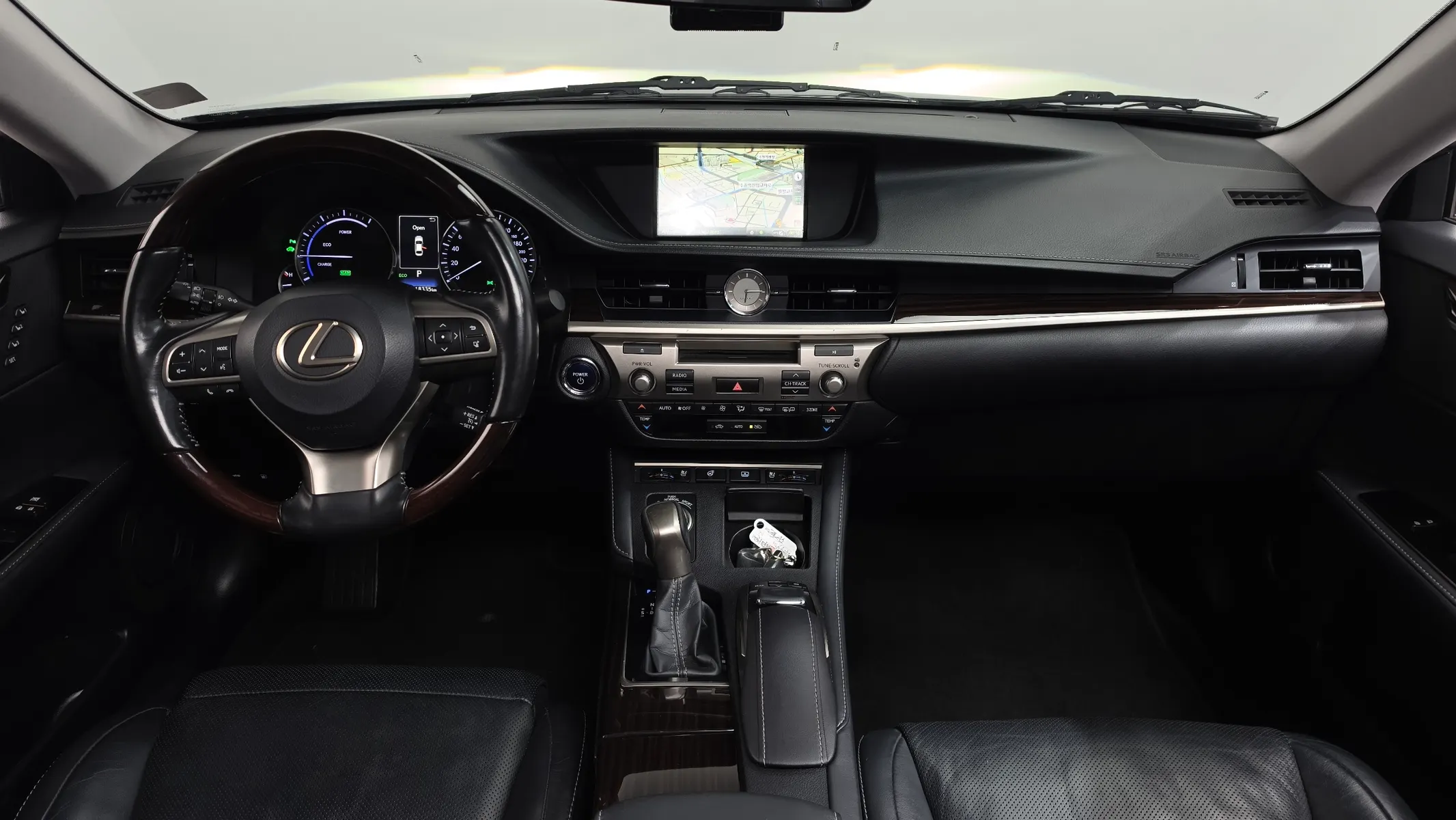 Lexus ES300h + 2017 4/5