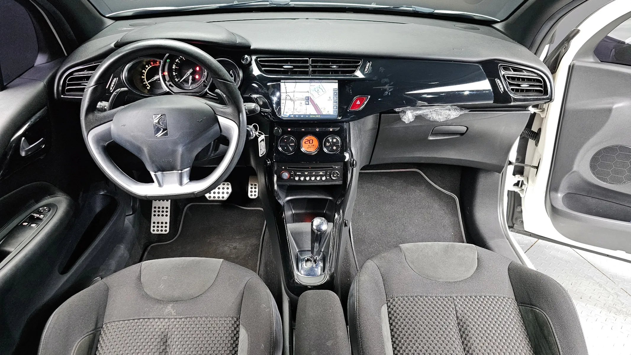 시트로엥/DS DS3 1.6 e-HDi 2014 4/5