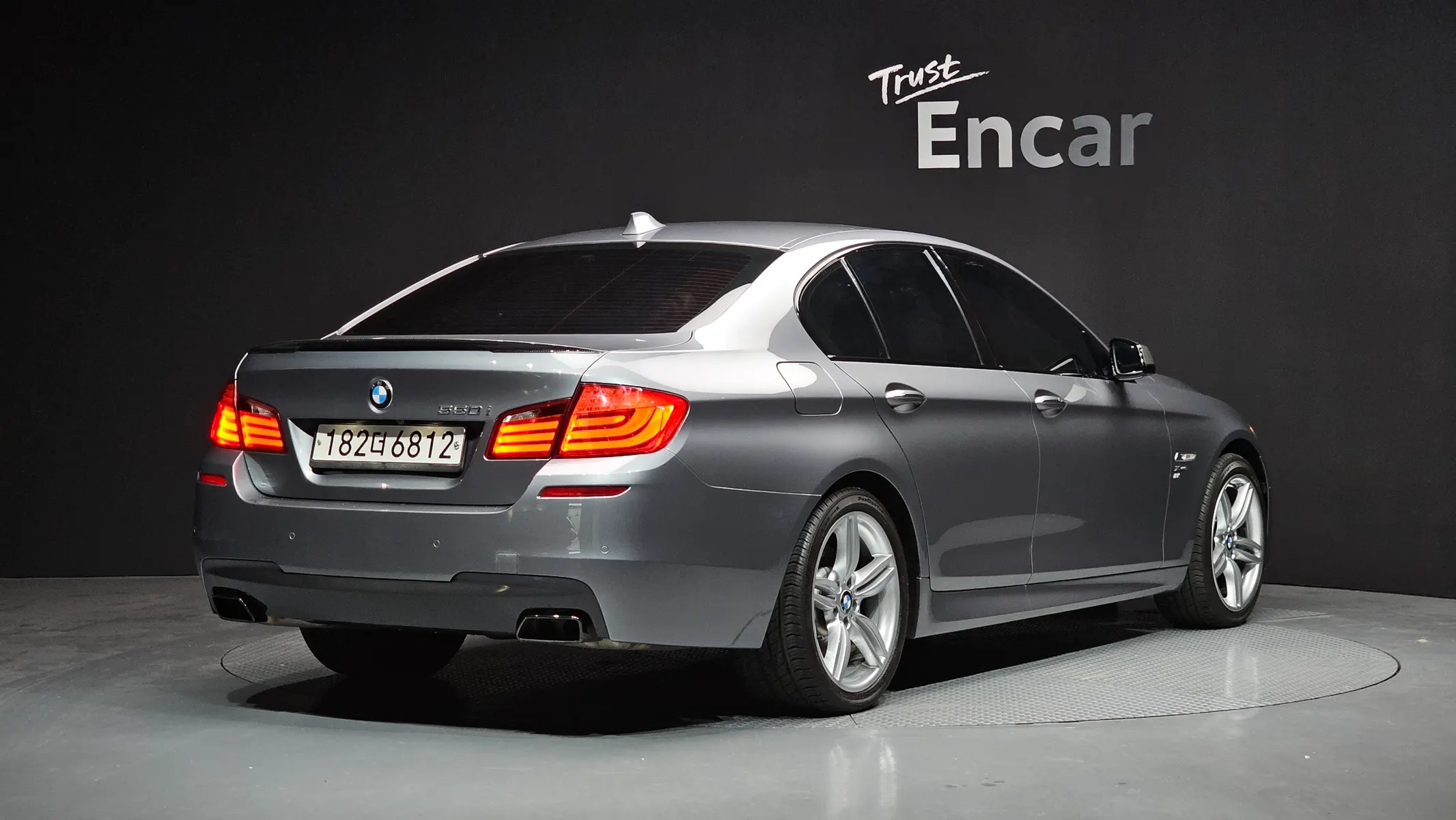 BMW 5 Series (F10) 550i xDrive 2012 2/32
