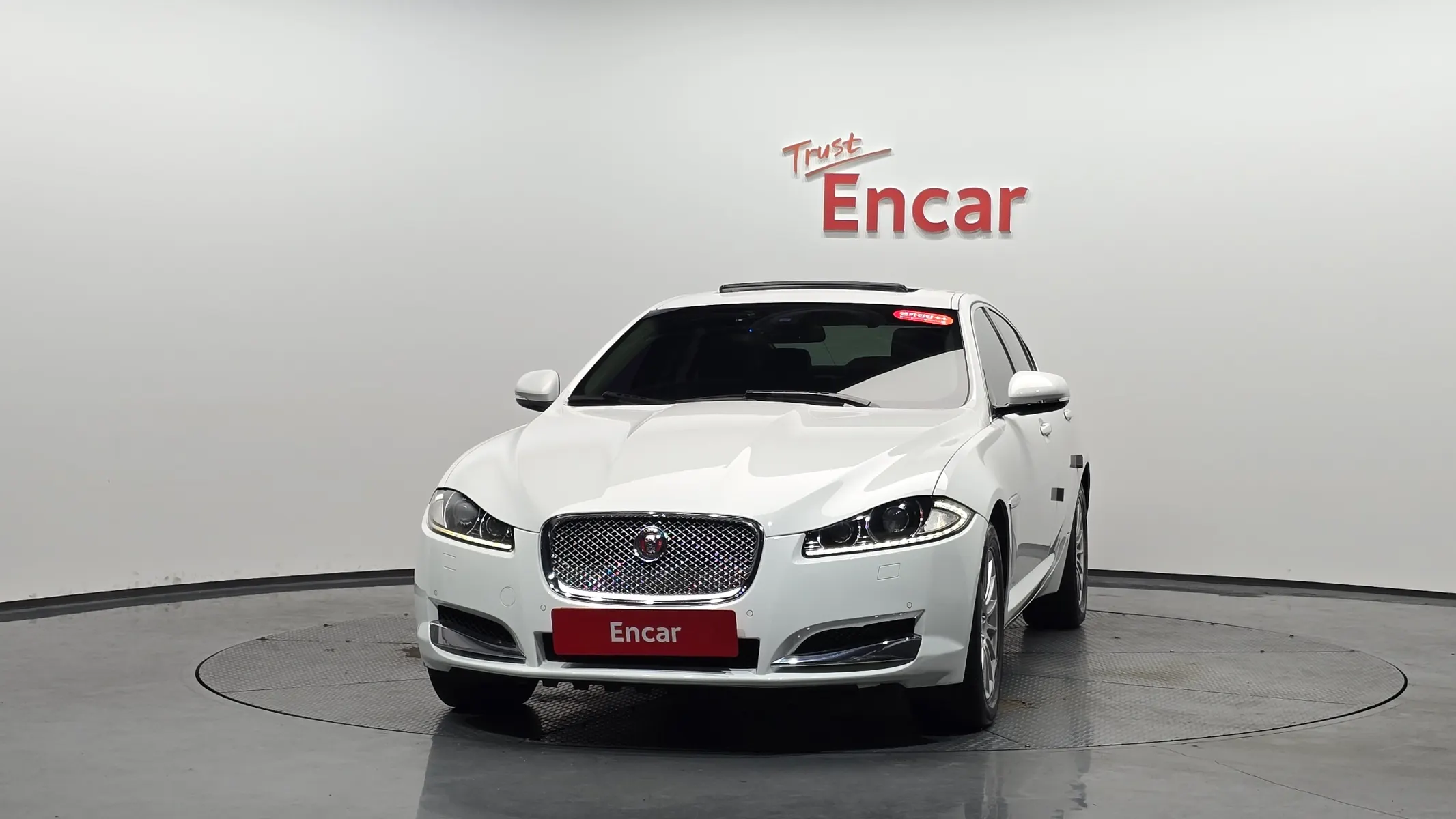 Jaguar New XF 2.0 2014 2/4
