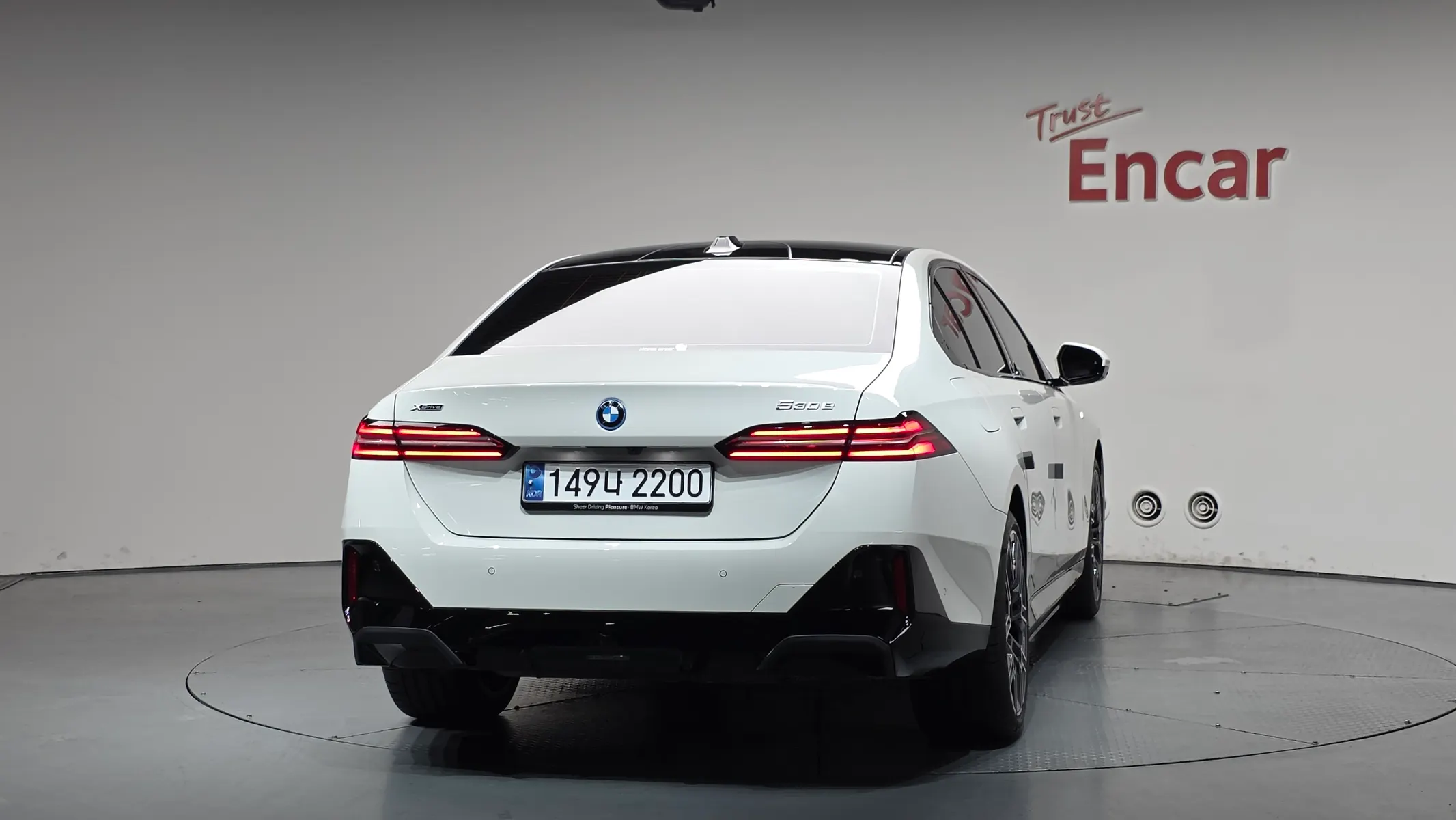 BMW 5 Series (G60) 530e xDrive M 2025 3/37