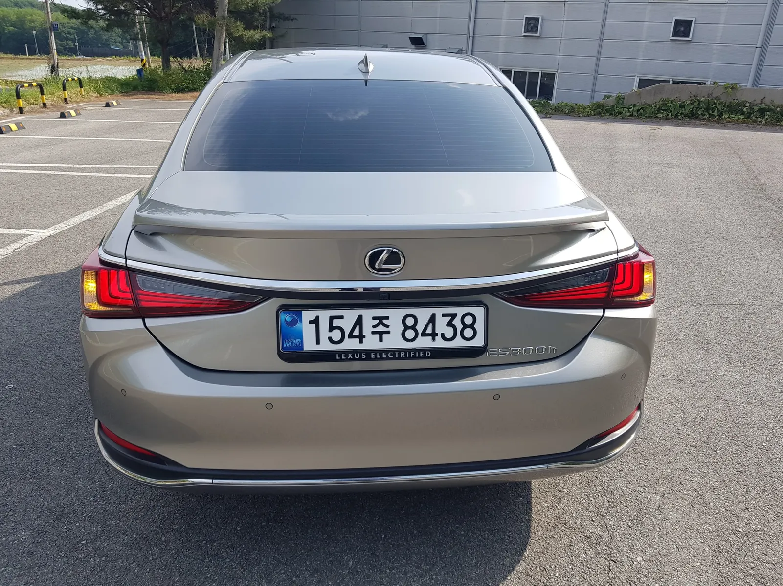 Lexus ES300h 7 2025 3/5
