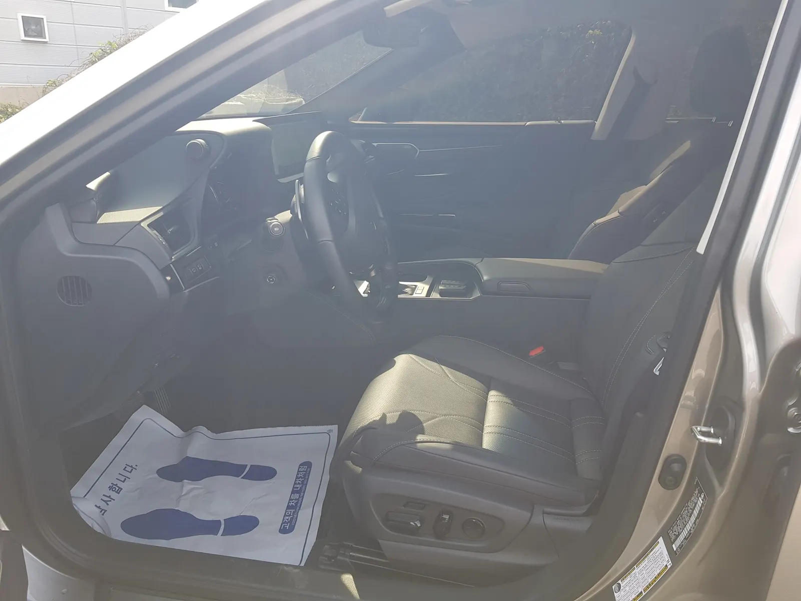Lexus ES300h 7 2025 4/5