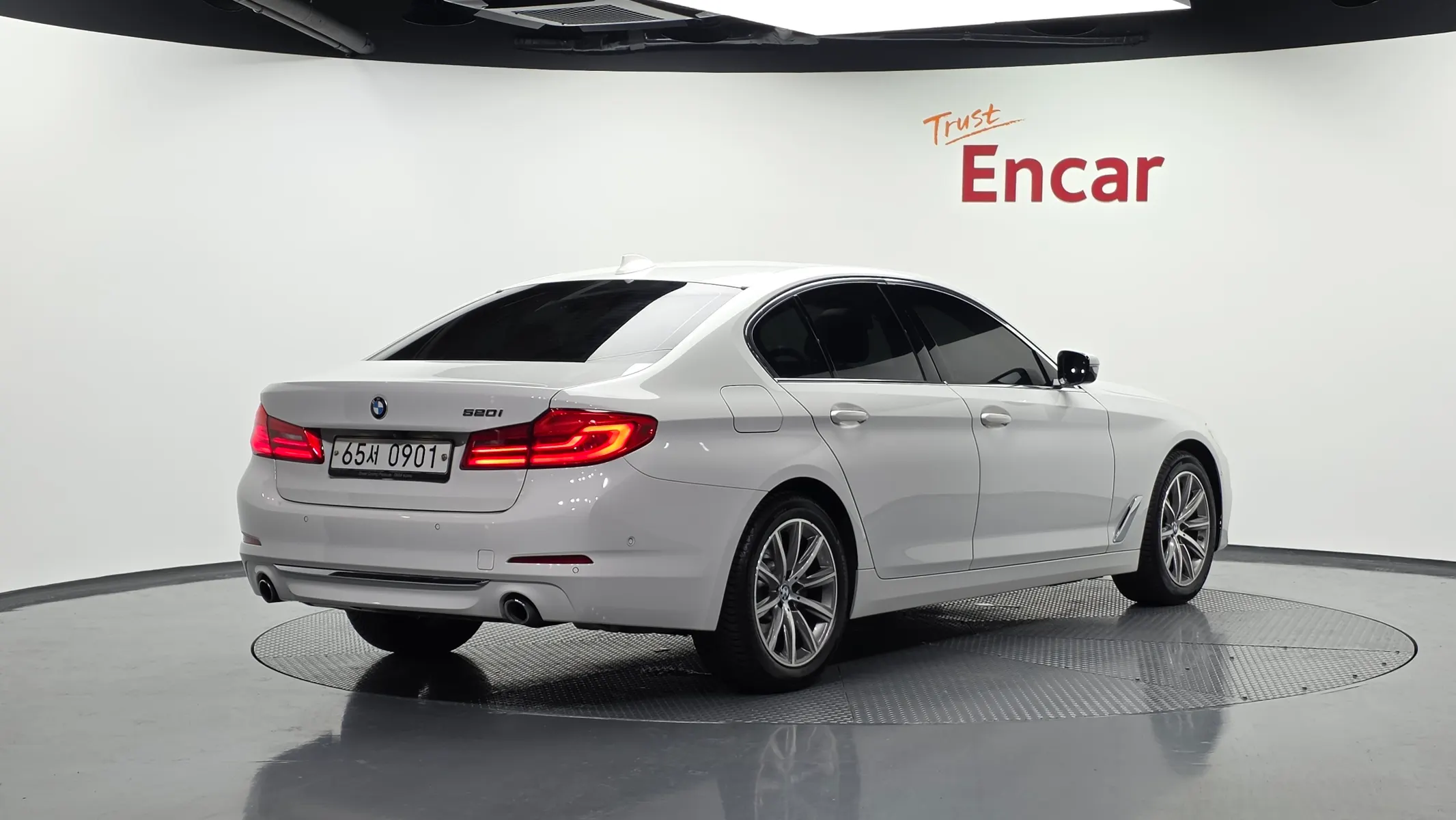 BMW 5 Series (G30) 520i 2019 2/21
