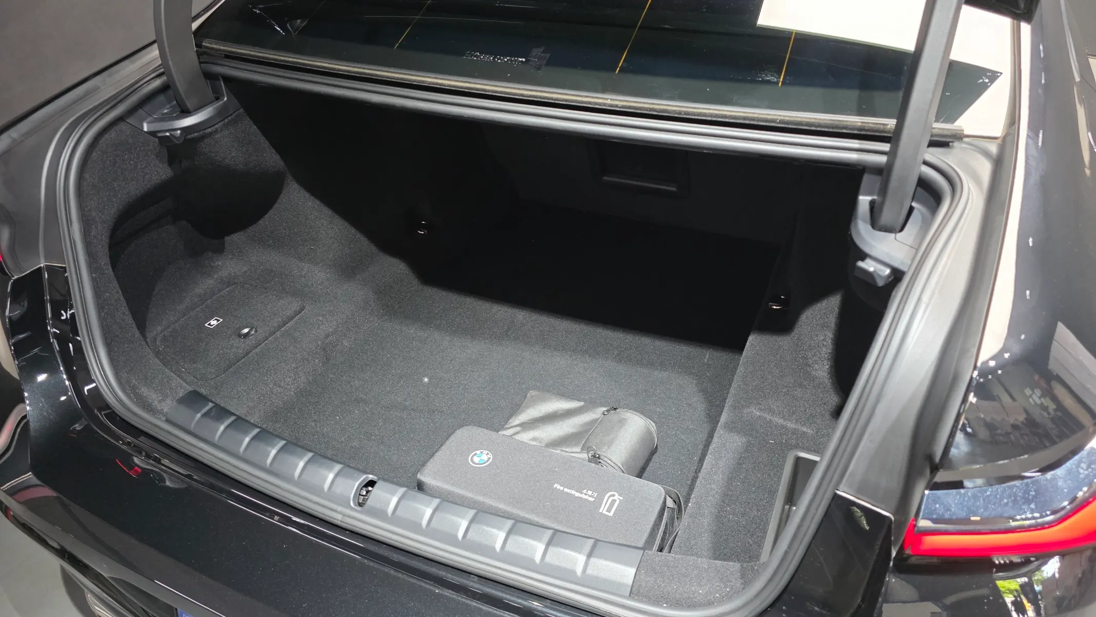 BMW 7 Series (G70) 740i xDrive M 2025 34/35