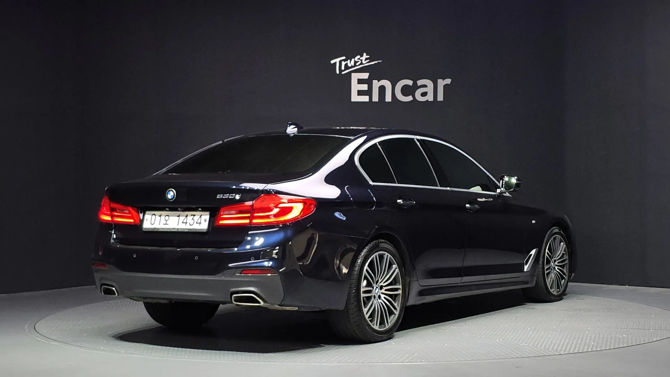 BMW 5 Series (G30) 530d M 2018 2/33