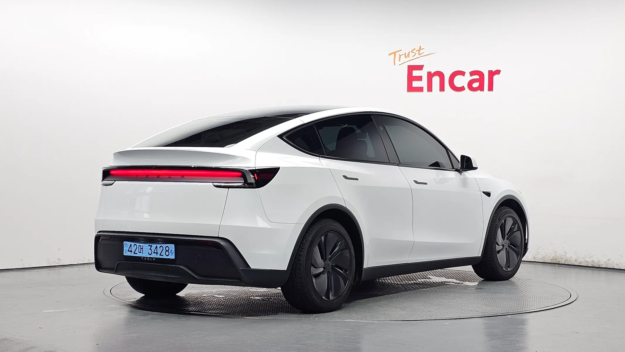 Tesla Y RWD 2025 2/5