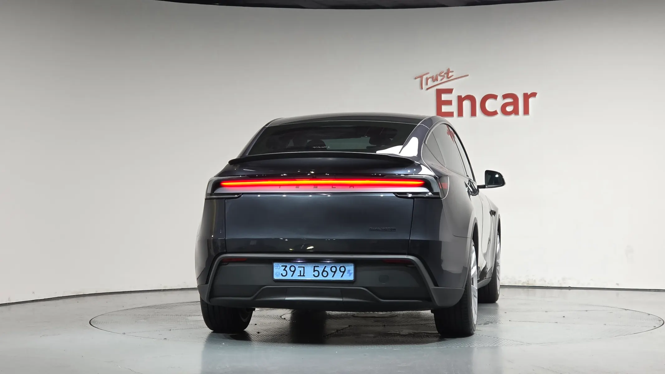 Tesla Y AWD 2025 3/5