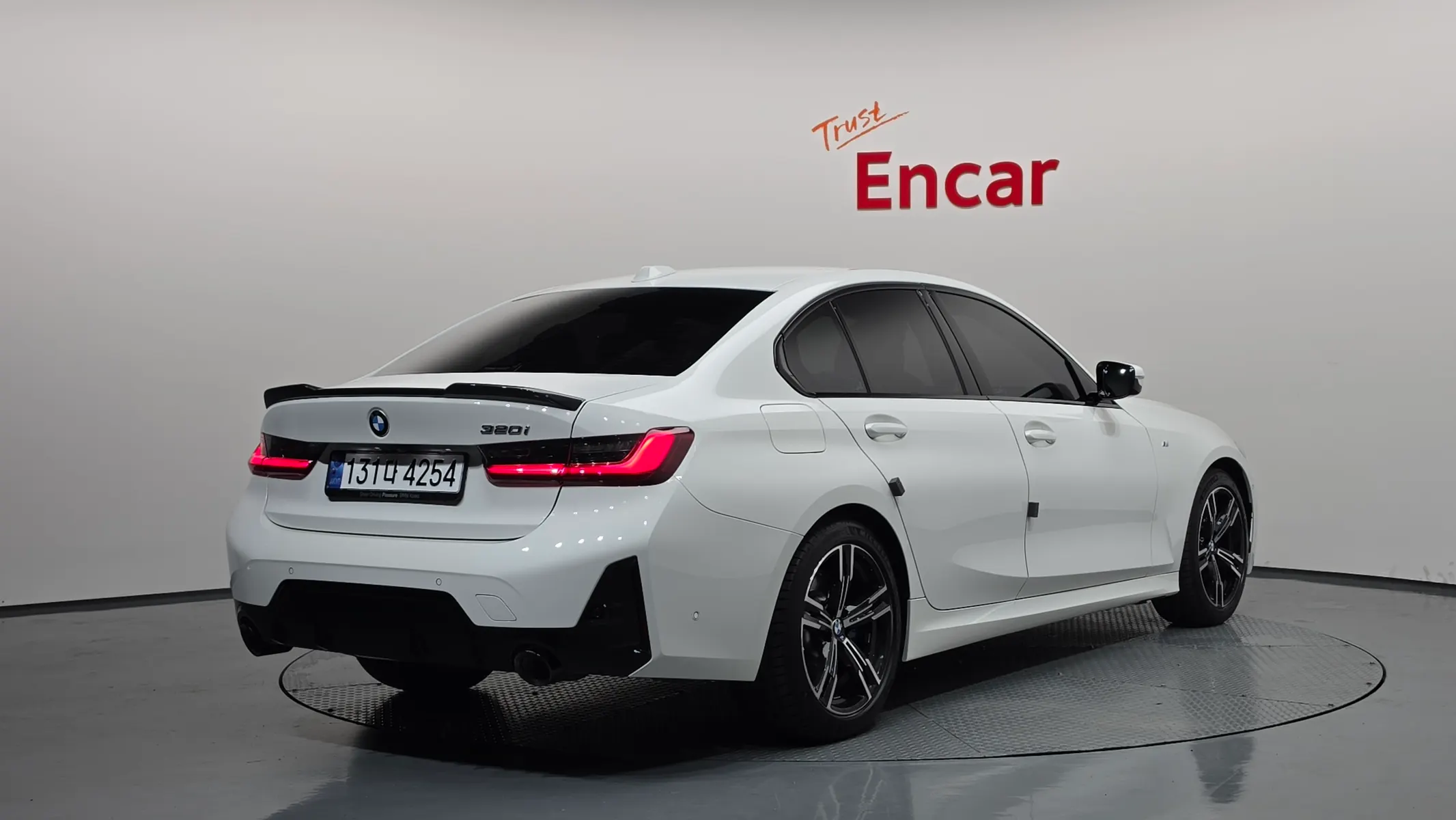 BMW 3 Series (G20) 320i M 2024 2/35