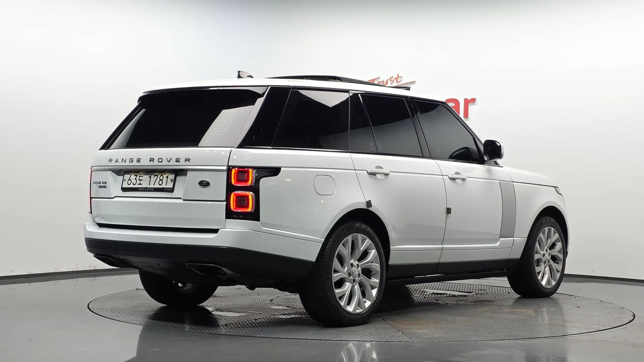 Land Rover 4 4.4 SDV8 Vogue SE 2018 2/36