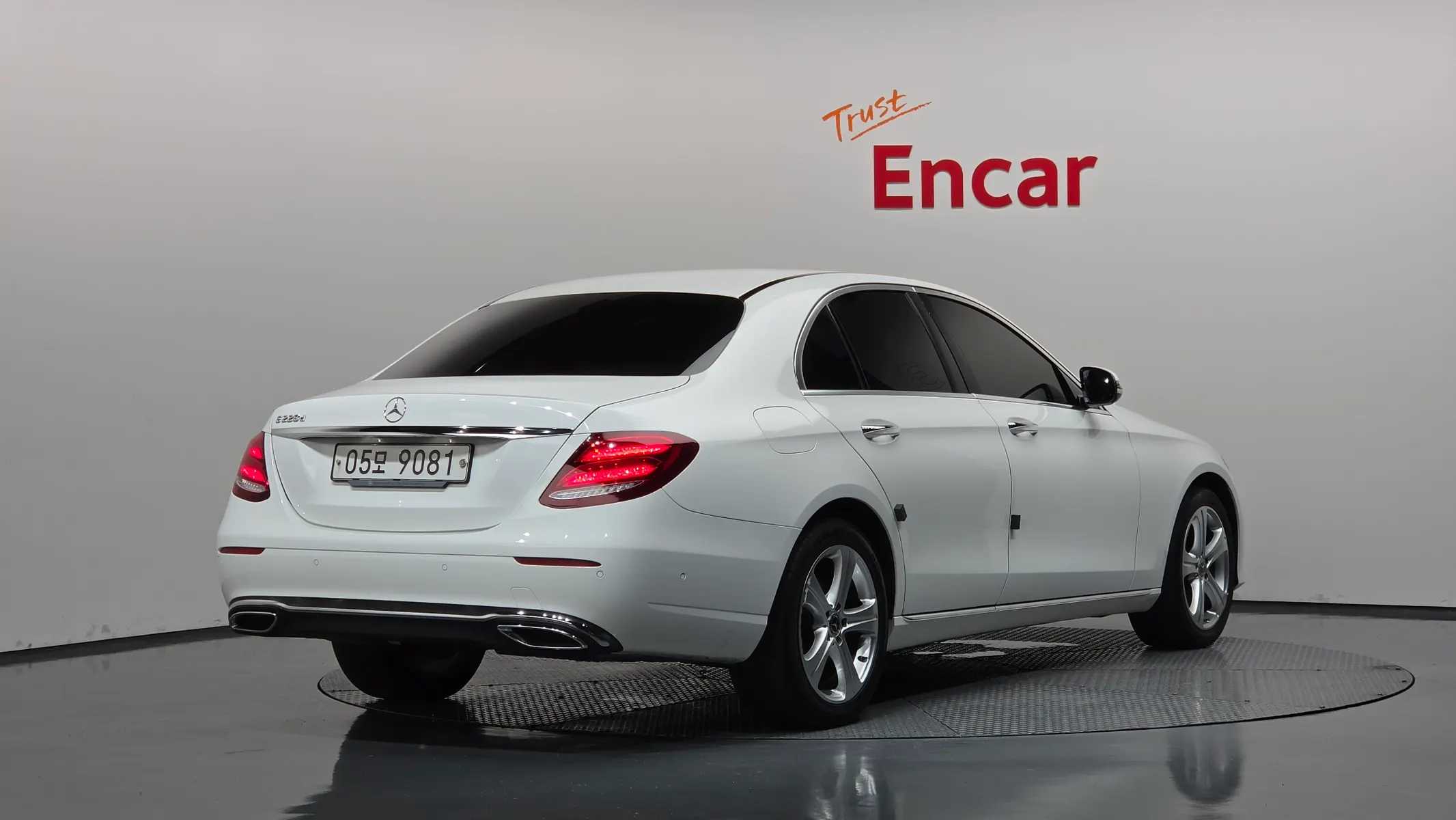 Mercedes-Benz E-Class W213 E220d 2018 2/40