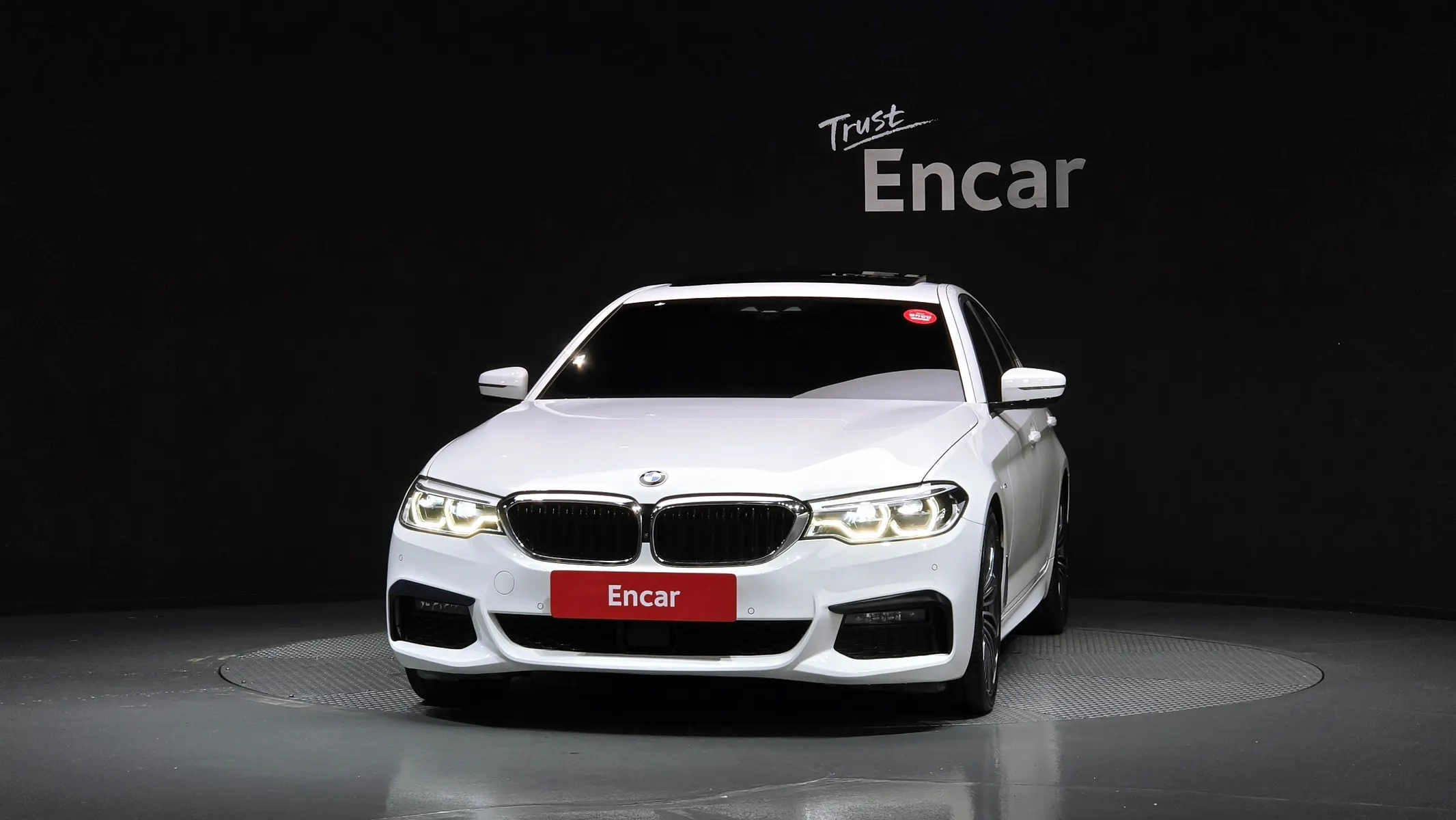 BMW 5 Series (G30) 530i M 2019 3/32