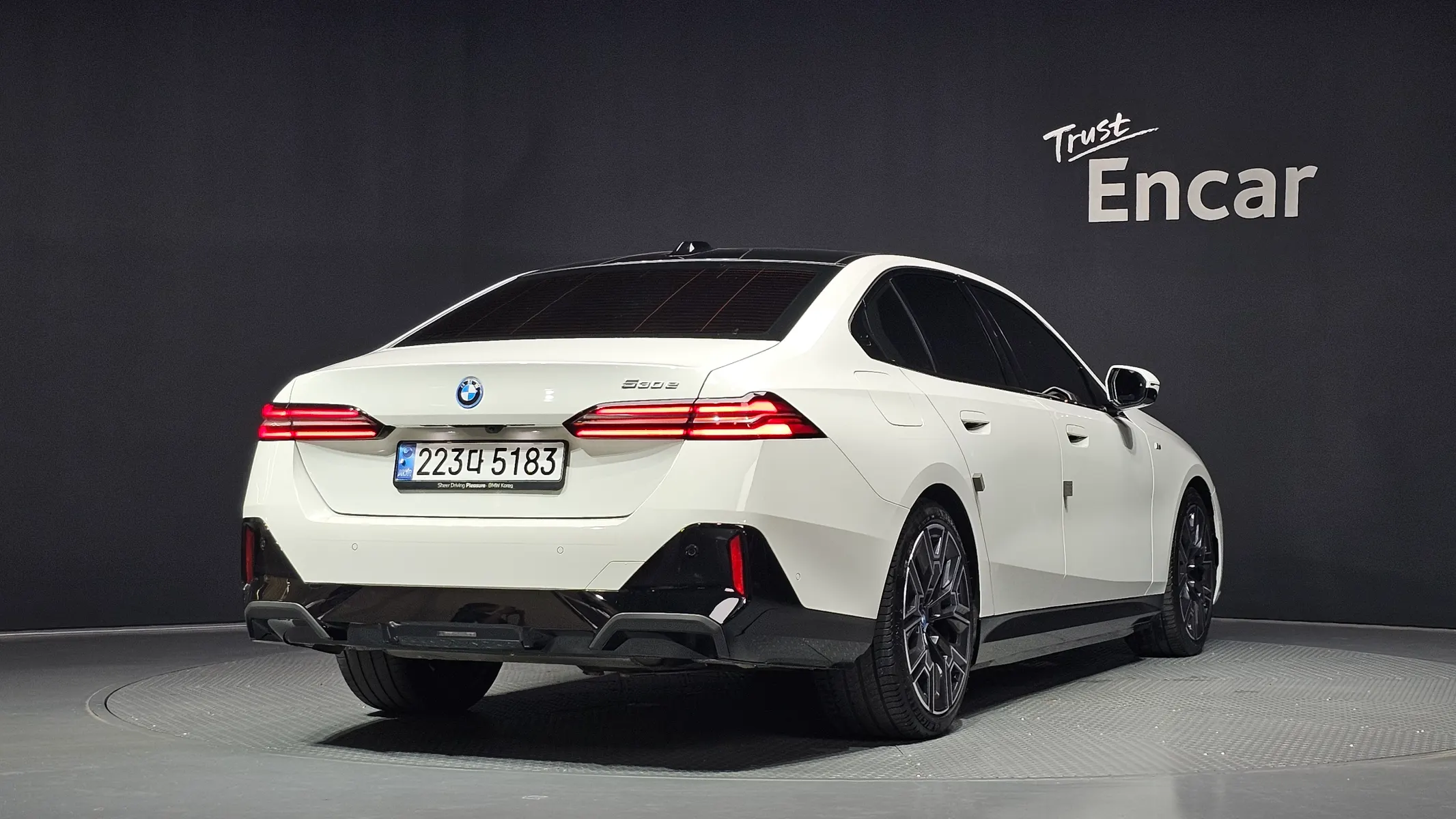 BMW 5 Series (G60) 530e M 2025 2/37