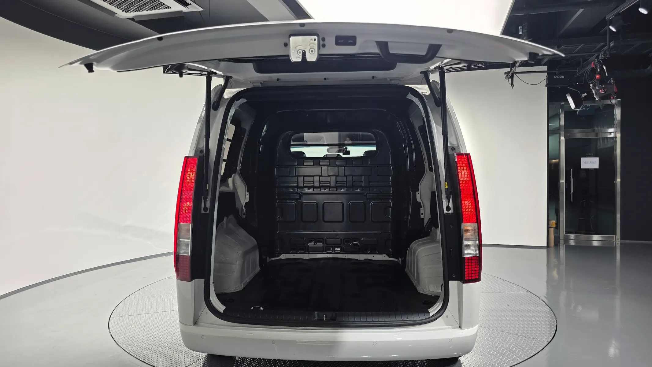 Hyundai Staria L3.5 5 2023 35/36